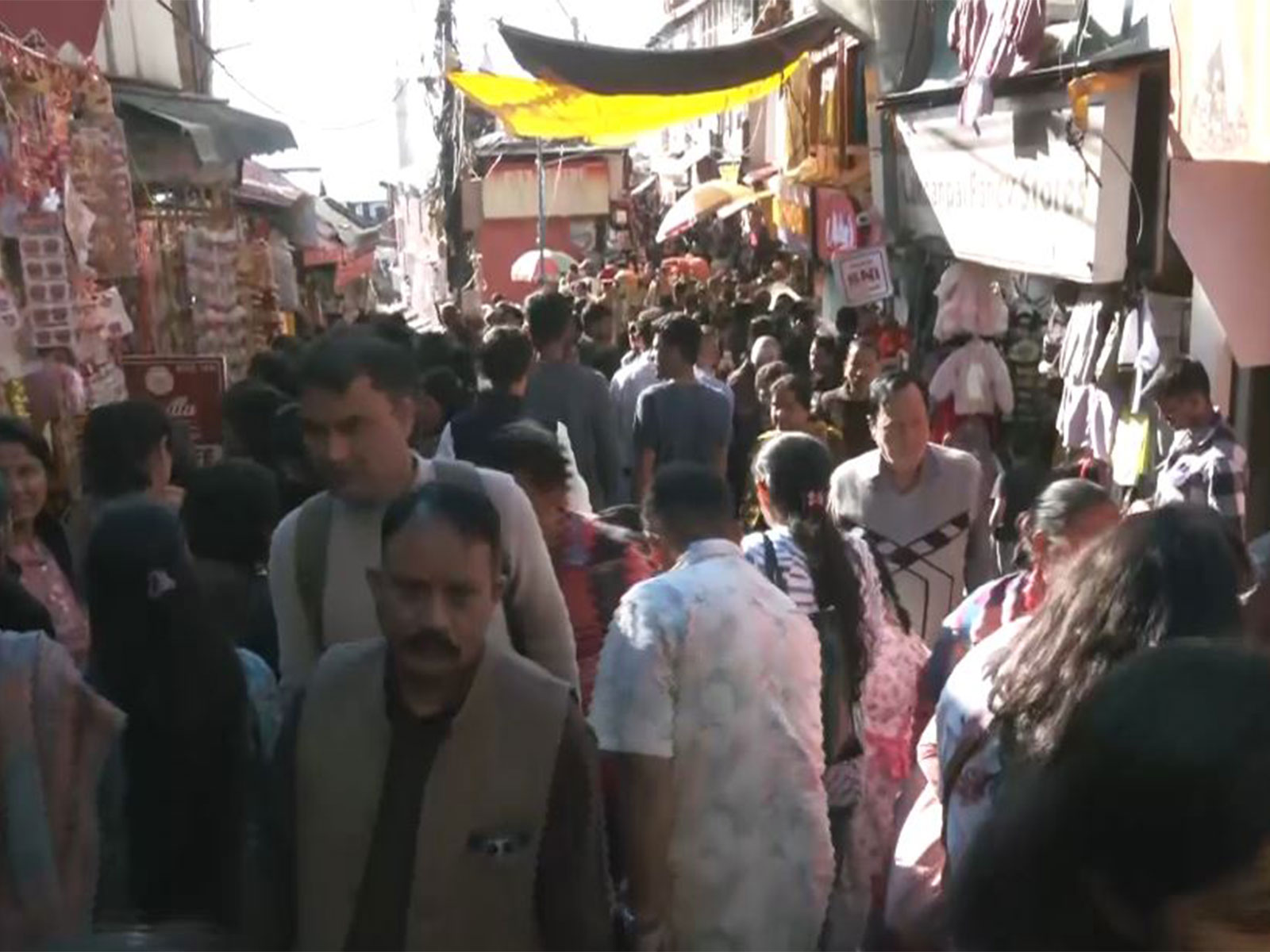 Visuals of market places in Himachal Pradesh on Dhanteras occassion (Photo/ANI)