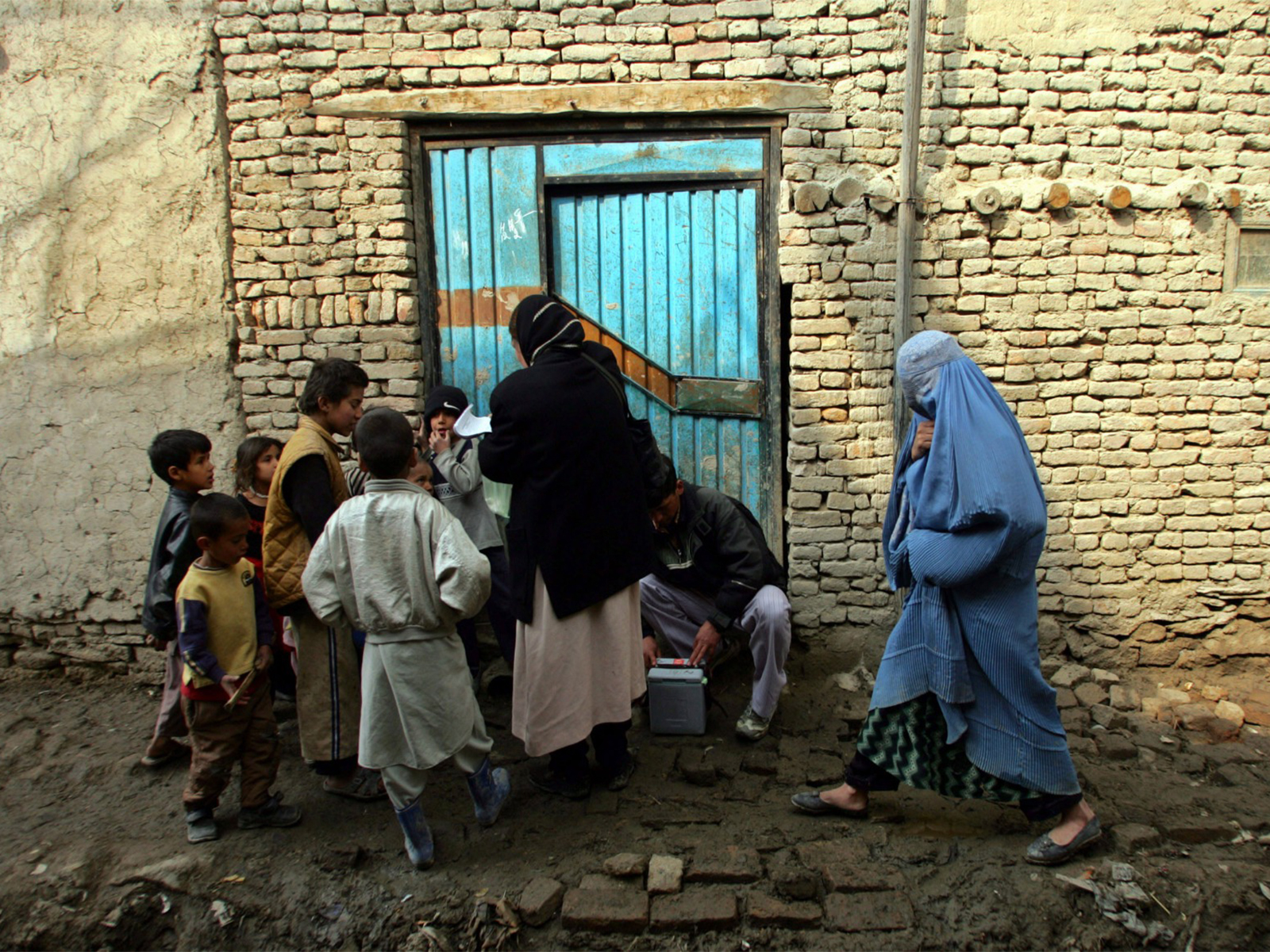  Afghan health ministry worker goes door to door to administer polio vaccination drops during anti-polio campaign in Kabul (File Photo/ Reuters)