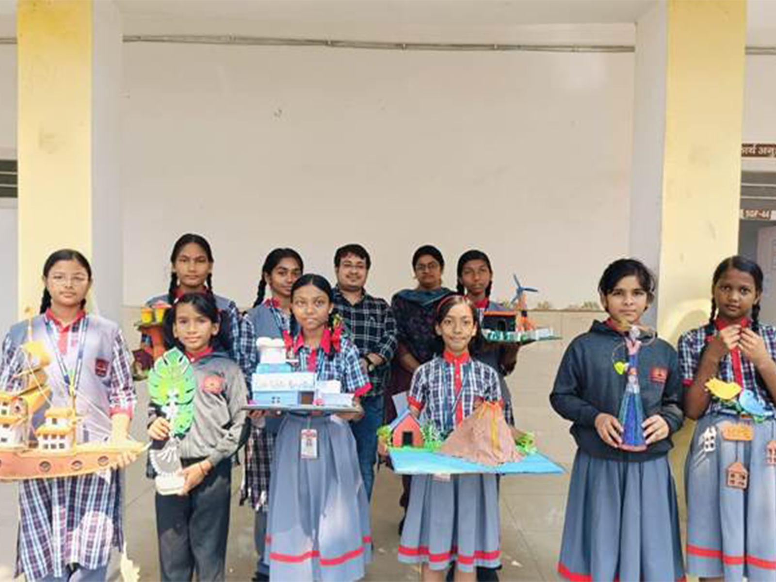 Students showcasing creative ideas on recycling and reusing scrap materials. (Photo/PIB)