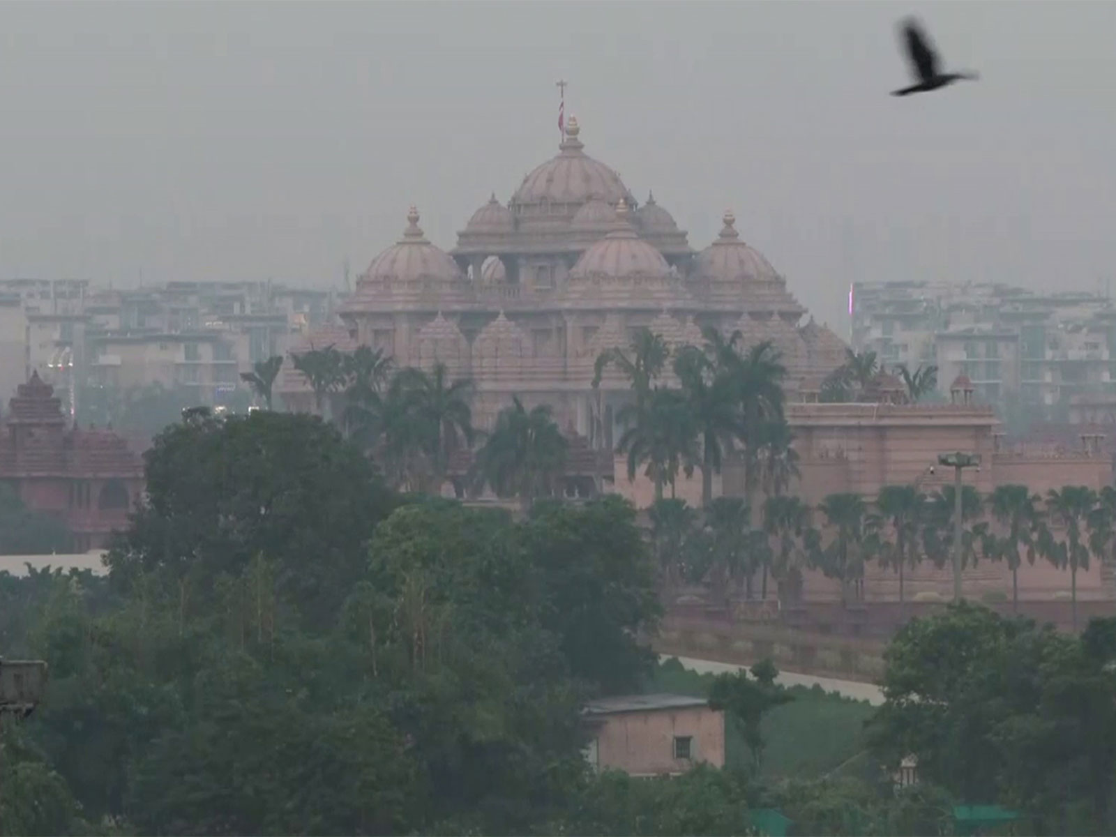 A view of Akshardham Temple area covered with smog as the Air Quality Index (AQI) deteriorates. (Photo/ANI)
