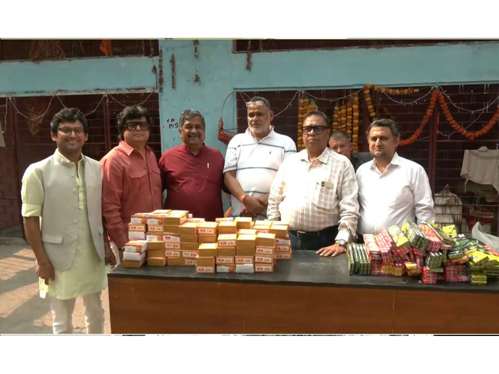 VHP distributes sweets to Basti children (Photo/ANI)