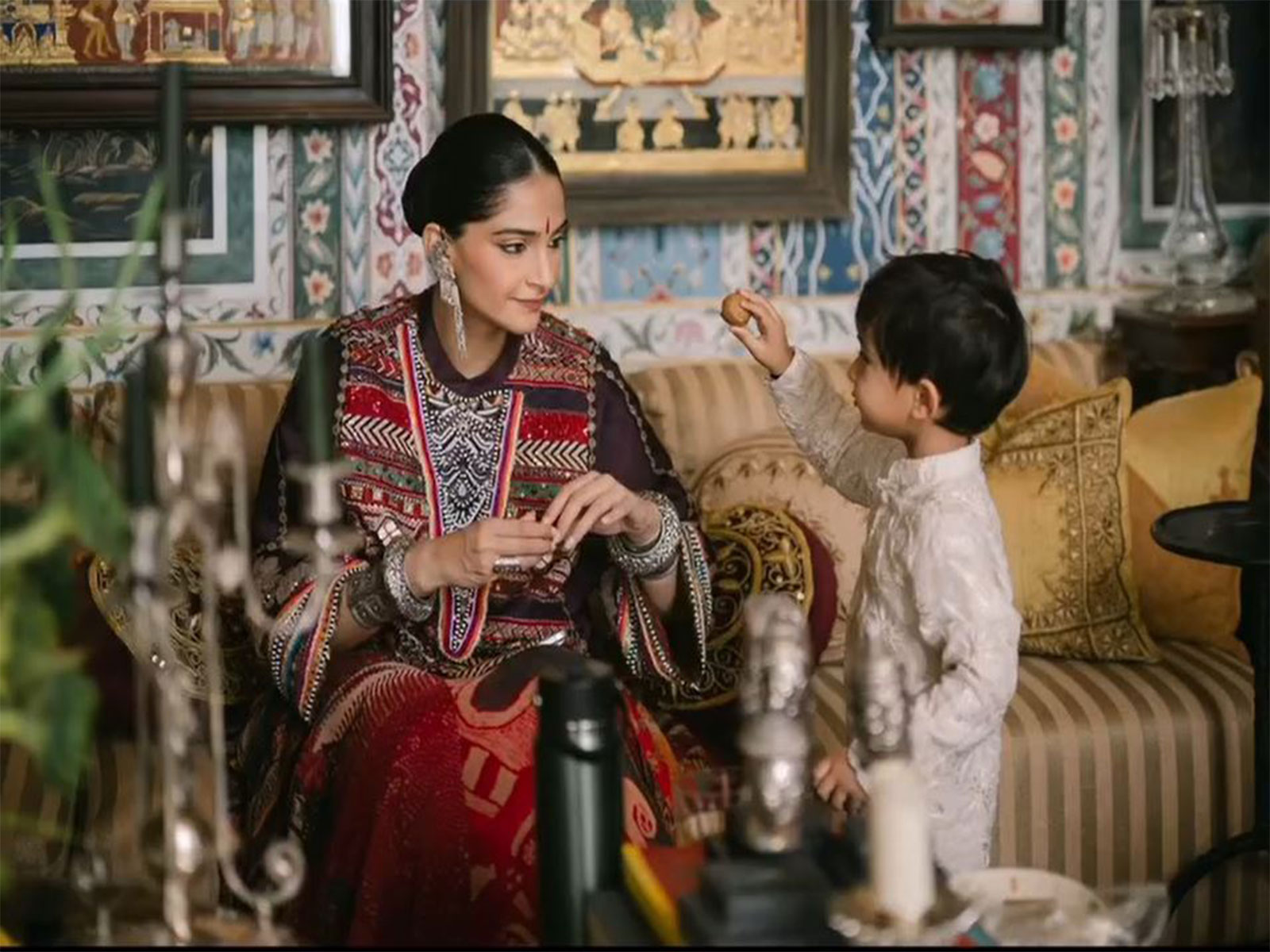 Sonam Kapoor with son (Photo/instagram/@sonamkapoor)