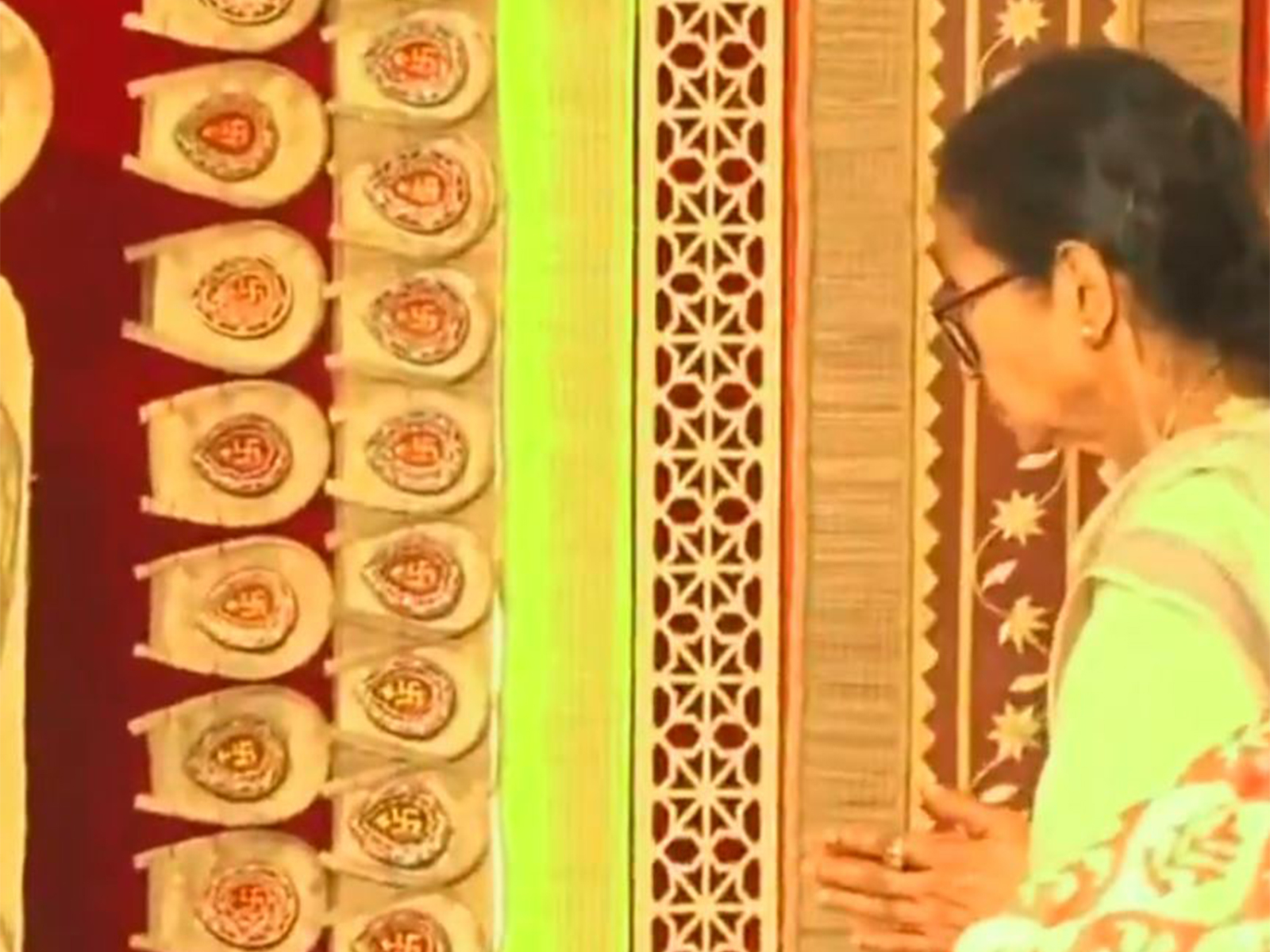 West Bengal CM Mamata Banerjee offers prayers at Kolkata's Kalighat Kali Temple (Photo/ANI)