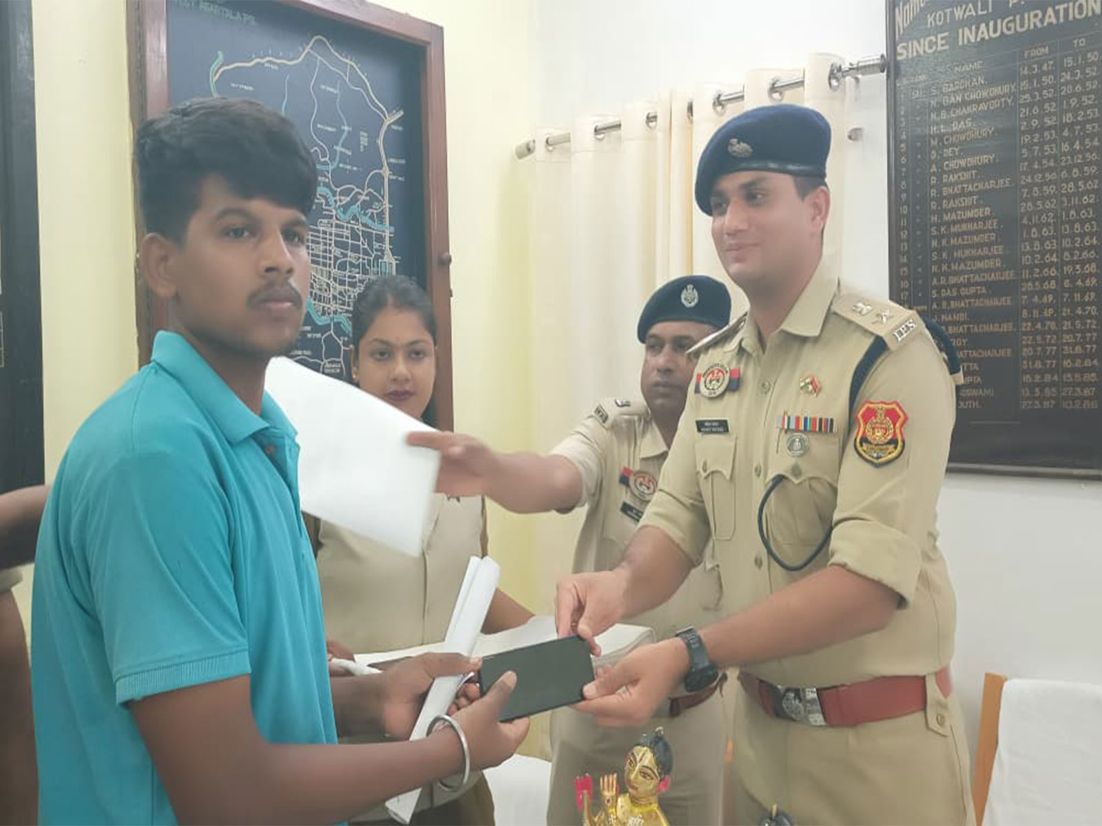 West Agartala Police returns 30 recovered mobile phones to owners (Photo/ANI)