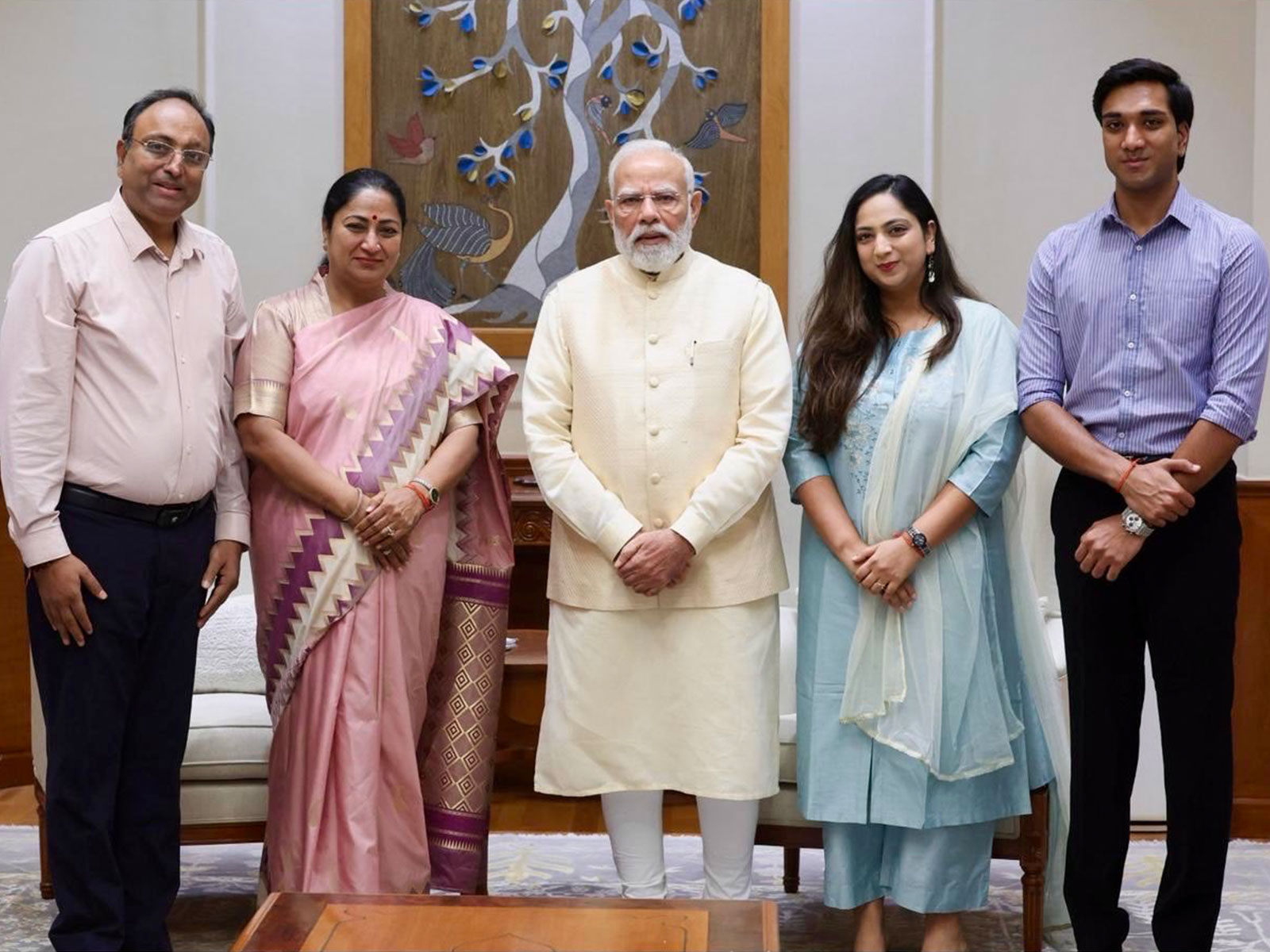 Delhi CM Rekha Gupta meets Prime Minister Narendra Modi, extends Diwali greetings (Photo/X@gupta_rekha)