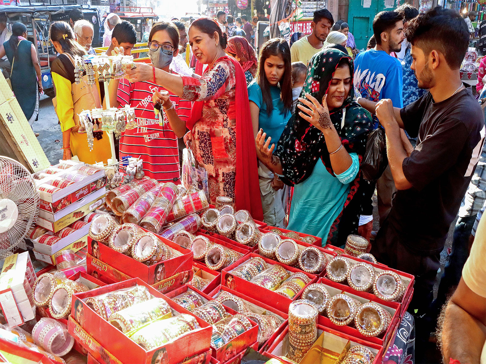 People making purchase at a market during festive session (File Photo/ANI)