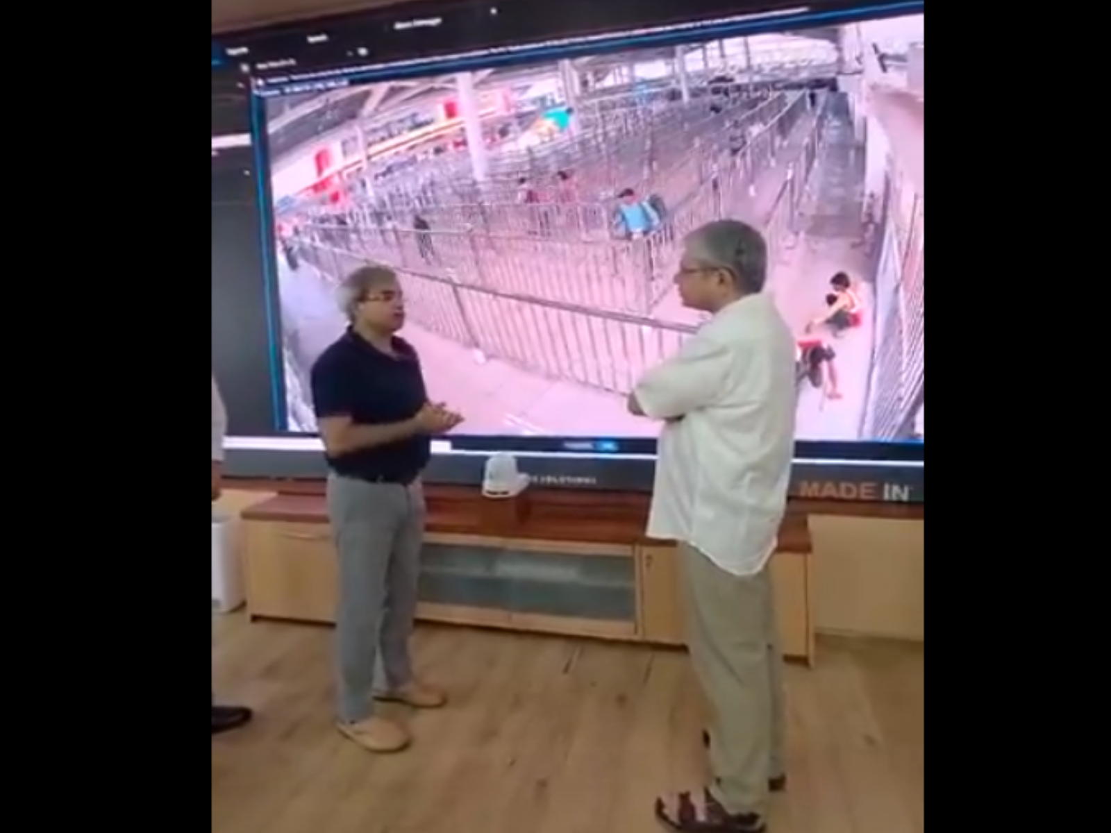 Union Minister Ashwini Vaishnaw reviews passenger movement at Railway Board War Room. (Photo/ @RailMinIndiaX)