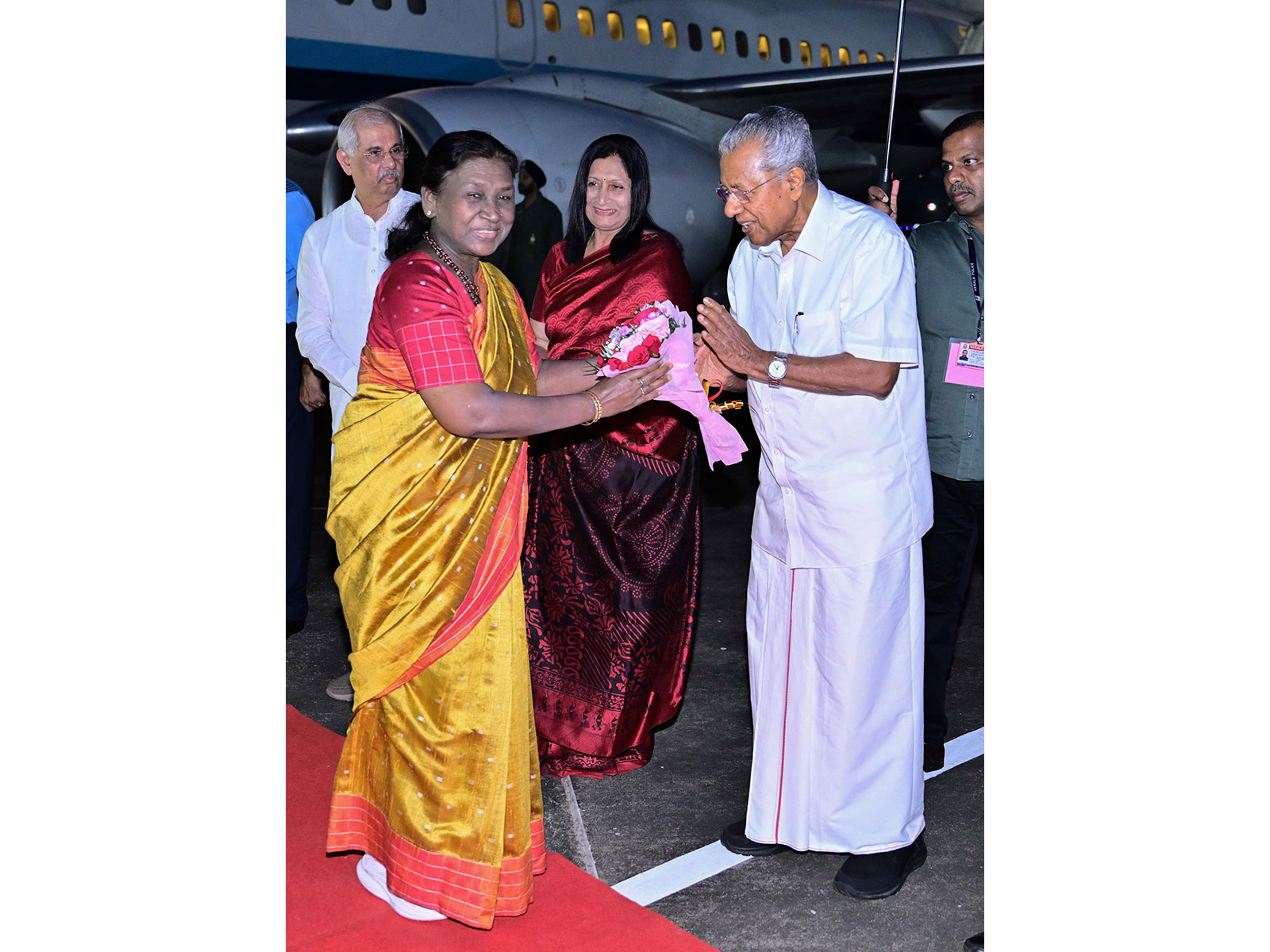 President Droupadi Murmu at Thiruvananthapuram Airport (Photo/@rashtrapatibhvnX)