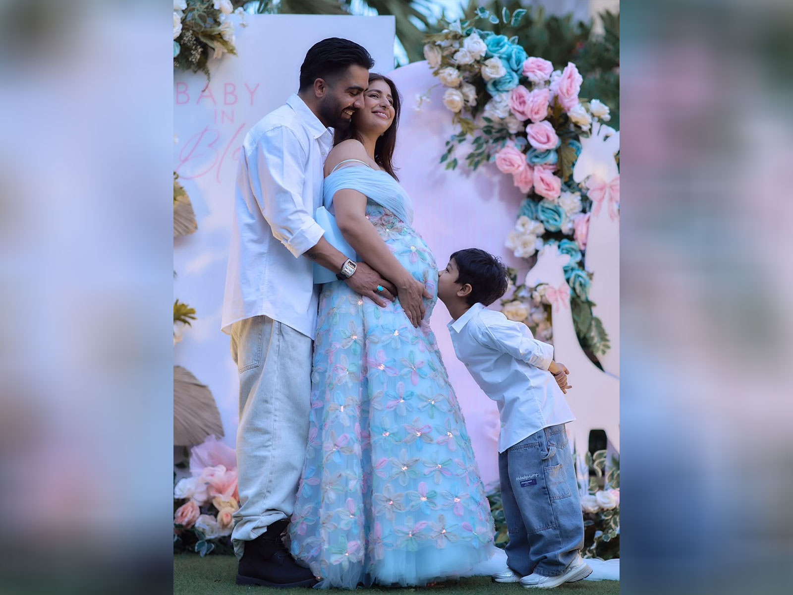 Singer Harrdy Sandhu with his wife and son (Image source:zenithsidhu)
