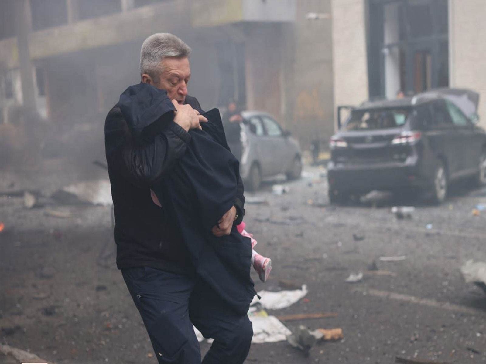 A man saves a child after a Russian drone strike (Photo:X/@ZelenskyyUa)