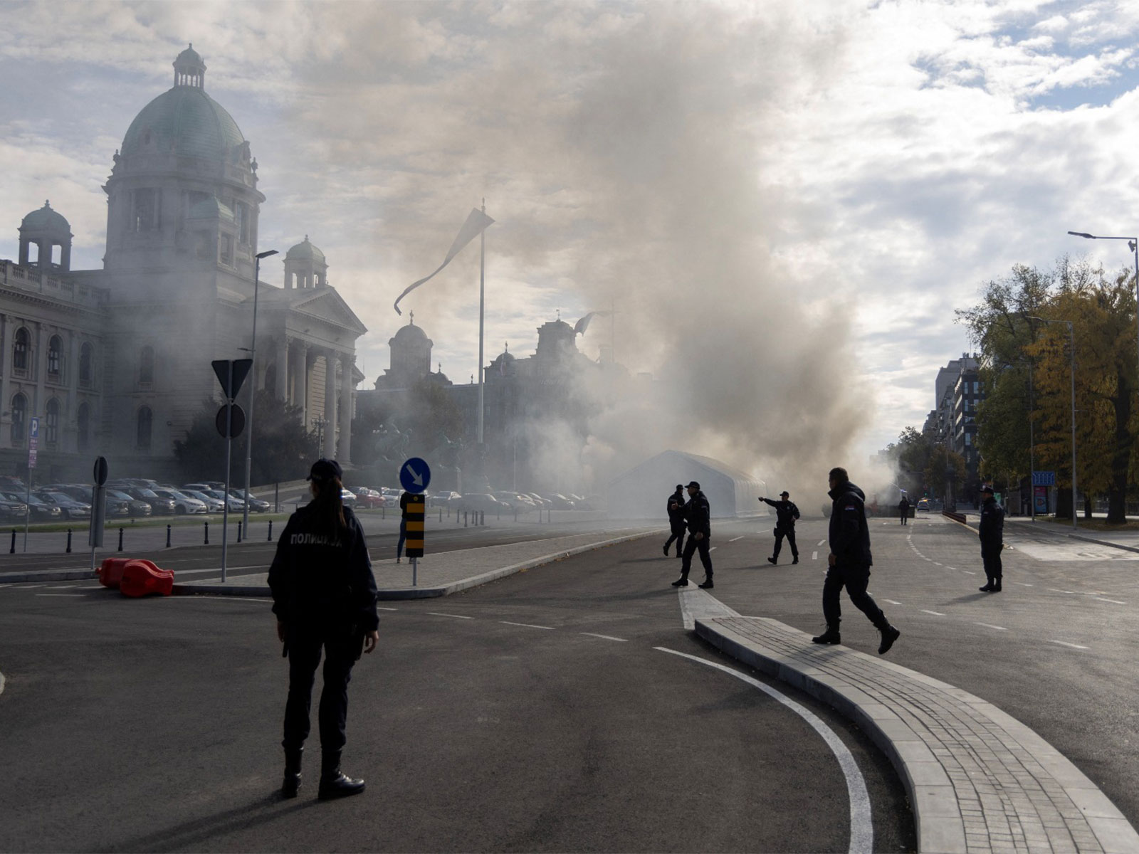 Incident outside Serbian parliament building in Belgrade  (Photo/Reuters)