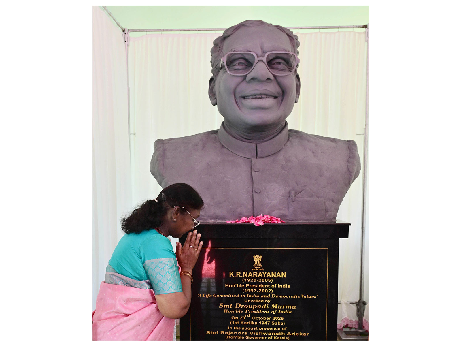 President Droupadi Murmu unveiled a bust of former President of India, late K R Narayanan (Photo/ @rashtrapatibhvn)