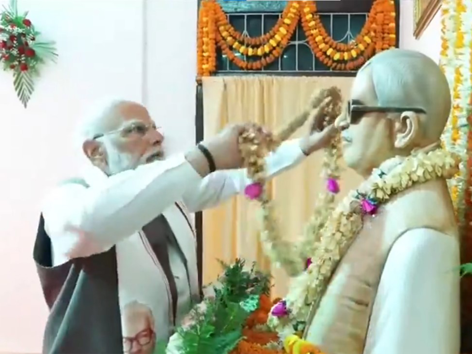 PM Modi pays homage to Bharat Ratna Karpoori Thakur in Samastipur districts. (Photo/ANI)
