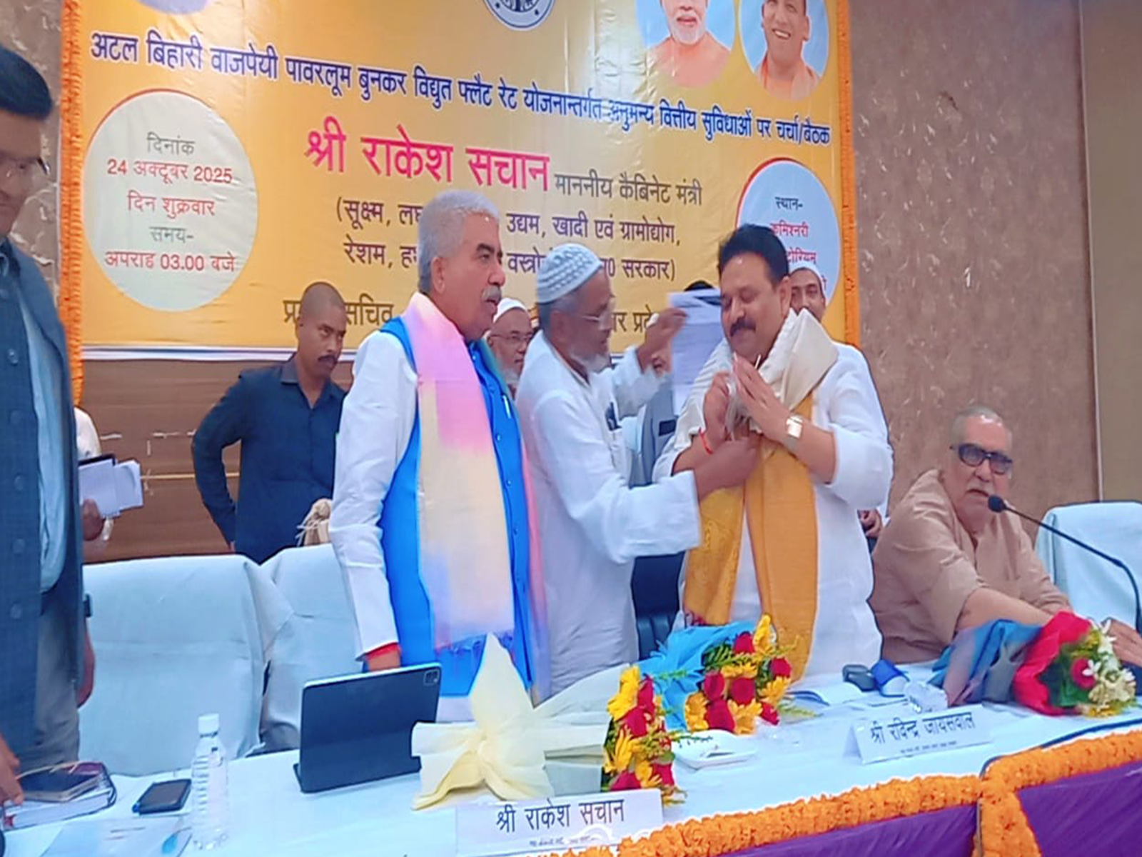 During the meeting, weavers and weaver representatives presented their demands (Pic/Varanasi administration)