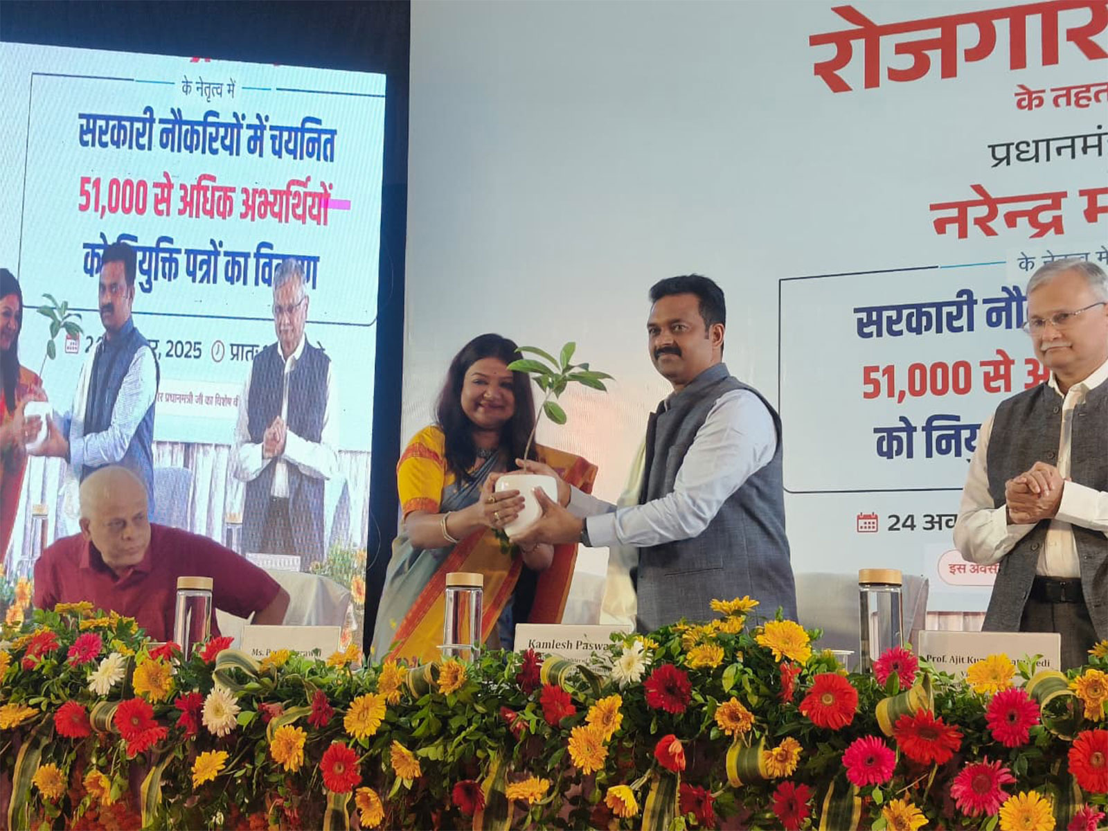 Union Minister of State Kamlesh Paswan inaugurates the 17th Employment in BHU (Photo/VaranasiAdministration)