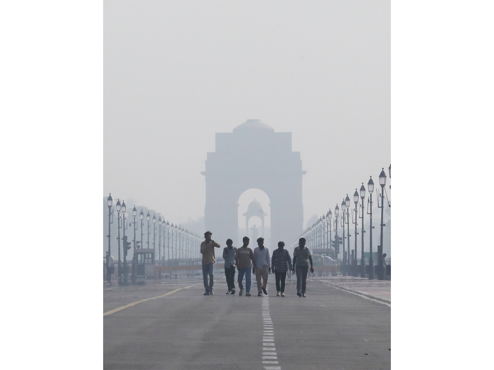 People walk amidst smog as AQI level drops to very poor at Kartavya Path, in New Delhi. (Photo/ANI)