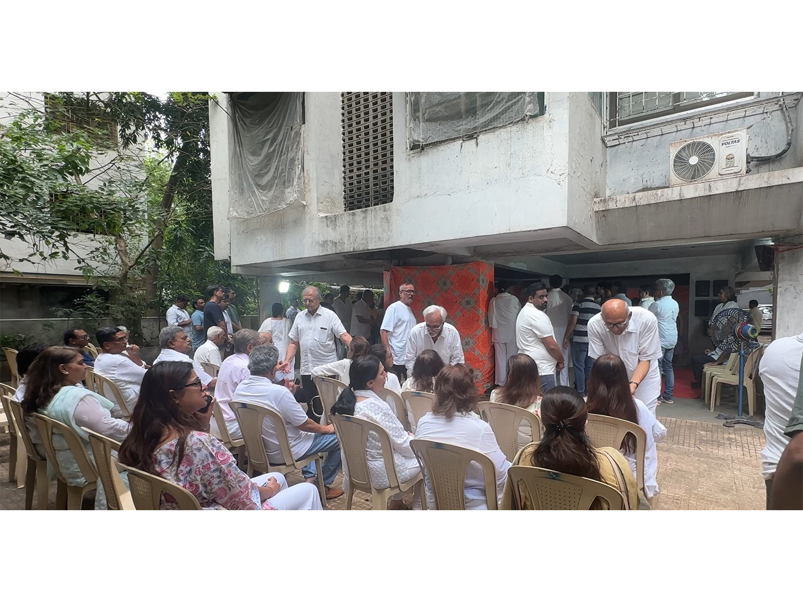 Celebs  gather for antim darshan of Satish Shah at his residence (Image source/ANI) 