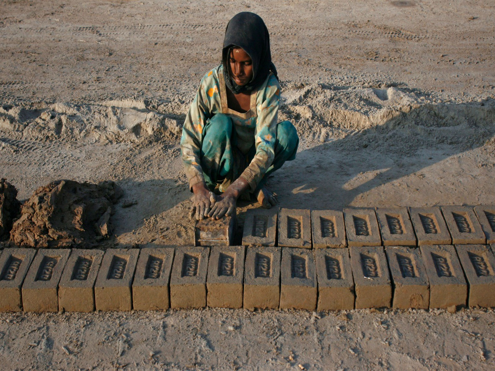 Iqra, a 13 year-old girl, moulds bricks at a brickyard in the outskirts of Faisalabad (Photo/Reuters)