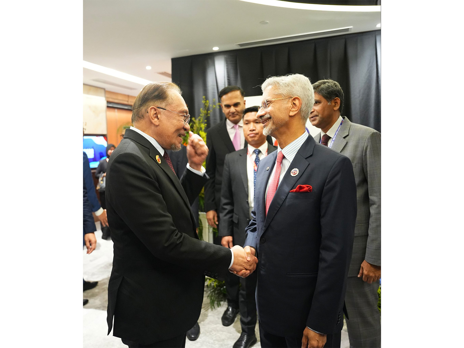 External Affairs Minister S Jaishankar with Malaysian Prime Minister Anwar Ibrahim (Photo: X@DrSJaishankar)