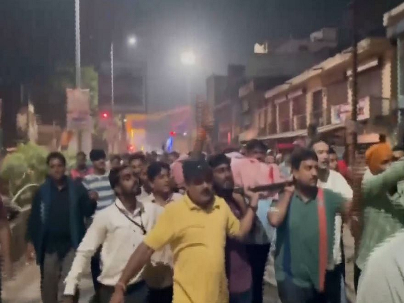 Crowd carries victim's body to police station in protest (Photo/ANI)