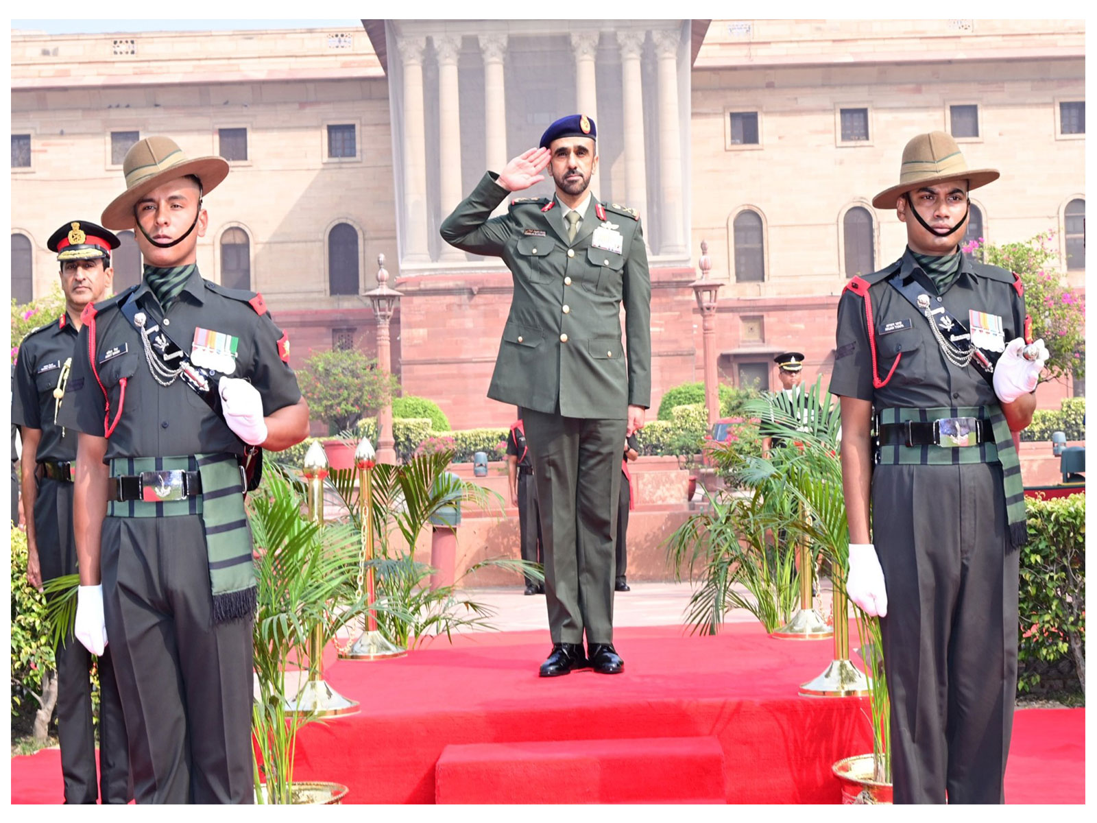 United Arab Emirates Land Forces Commander Major General Yousef Maayouf Saeed Al Hallami receives a ceremonial Guard of Honour in Delhi (Photo:X/@adgpi)
