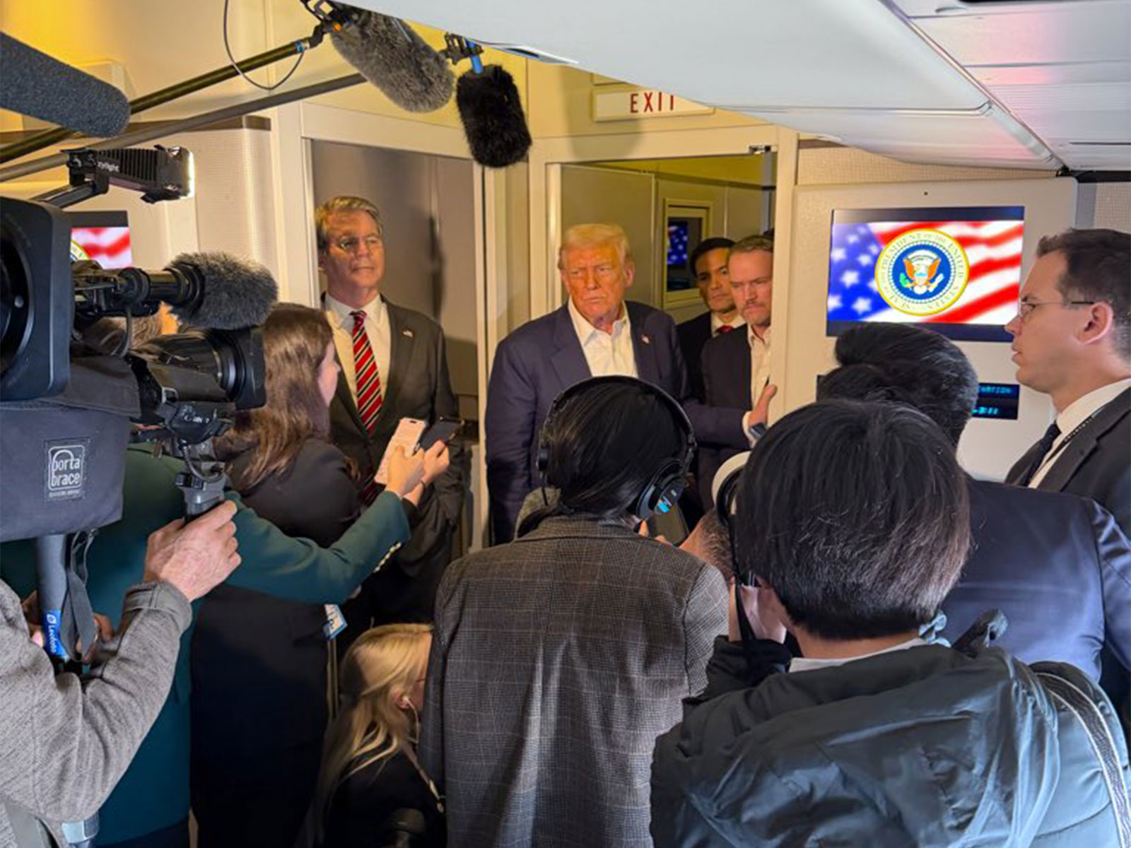 US President Donald Trump interacts with journalists (Photo/@PressSec)