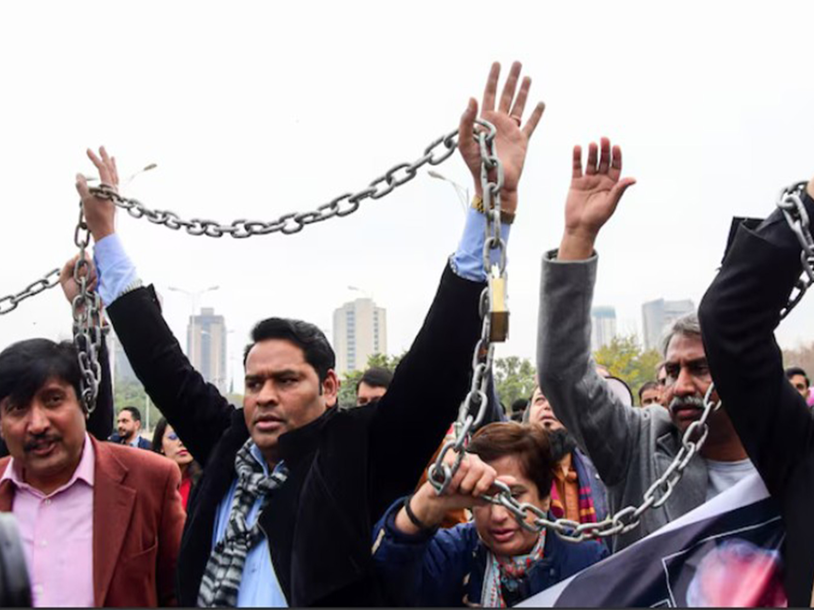 Pakistani journalists rally against what they call, curbing press freedom (Photo/ Reuters)
