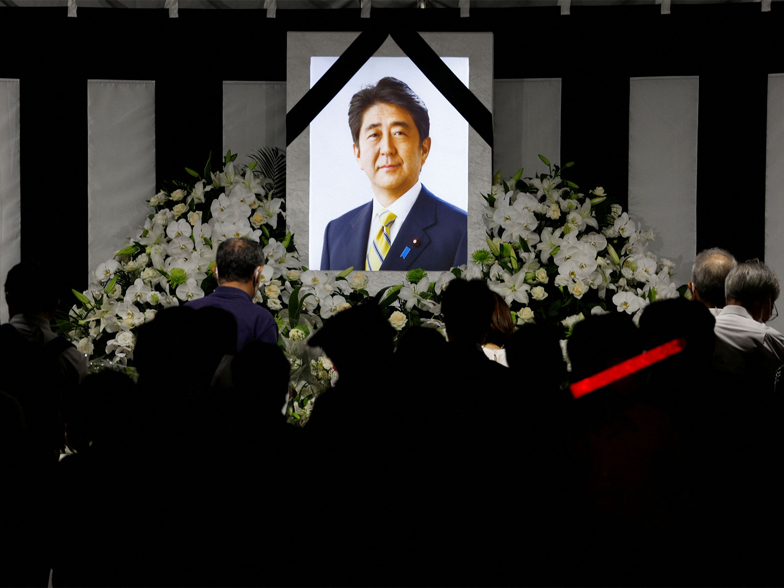 People paying tributes to former Japanese PM Shinzo Abe (File Photo/Reuters)