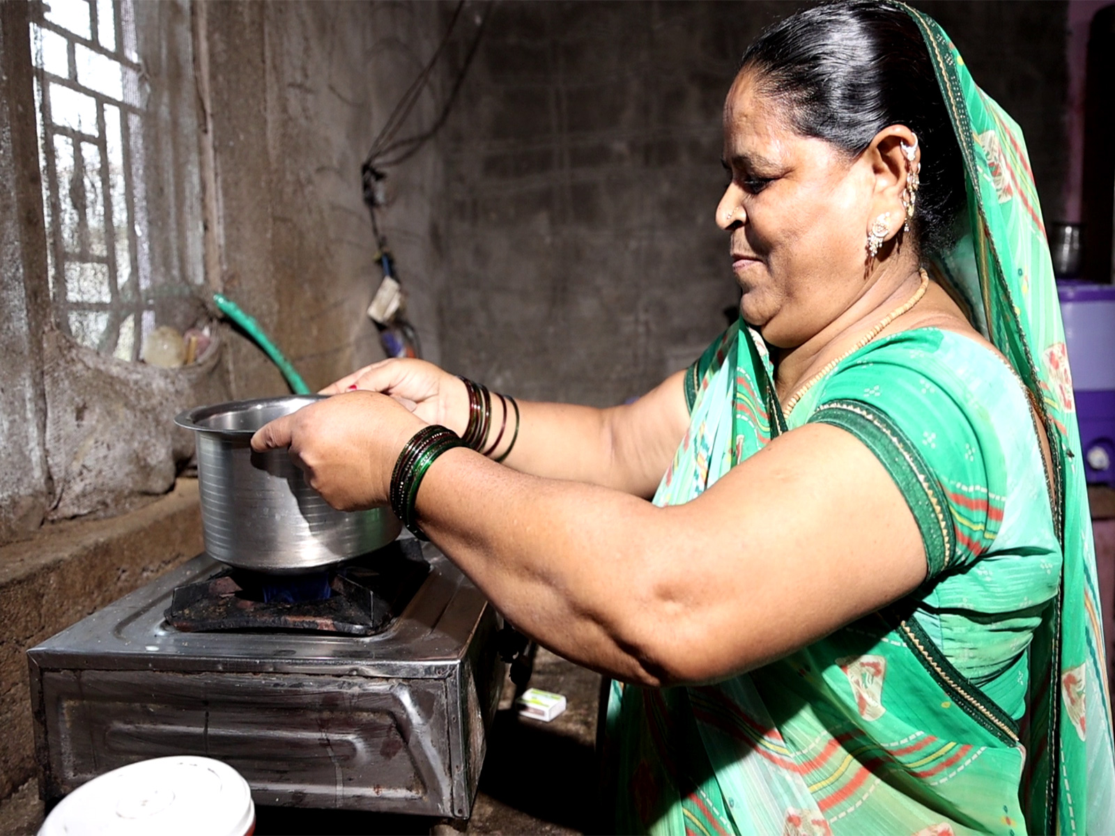 Woman works in kitchen using biogas (Photo/ANI) Woman works in kitchen using biogas (Photo/ANI)