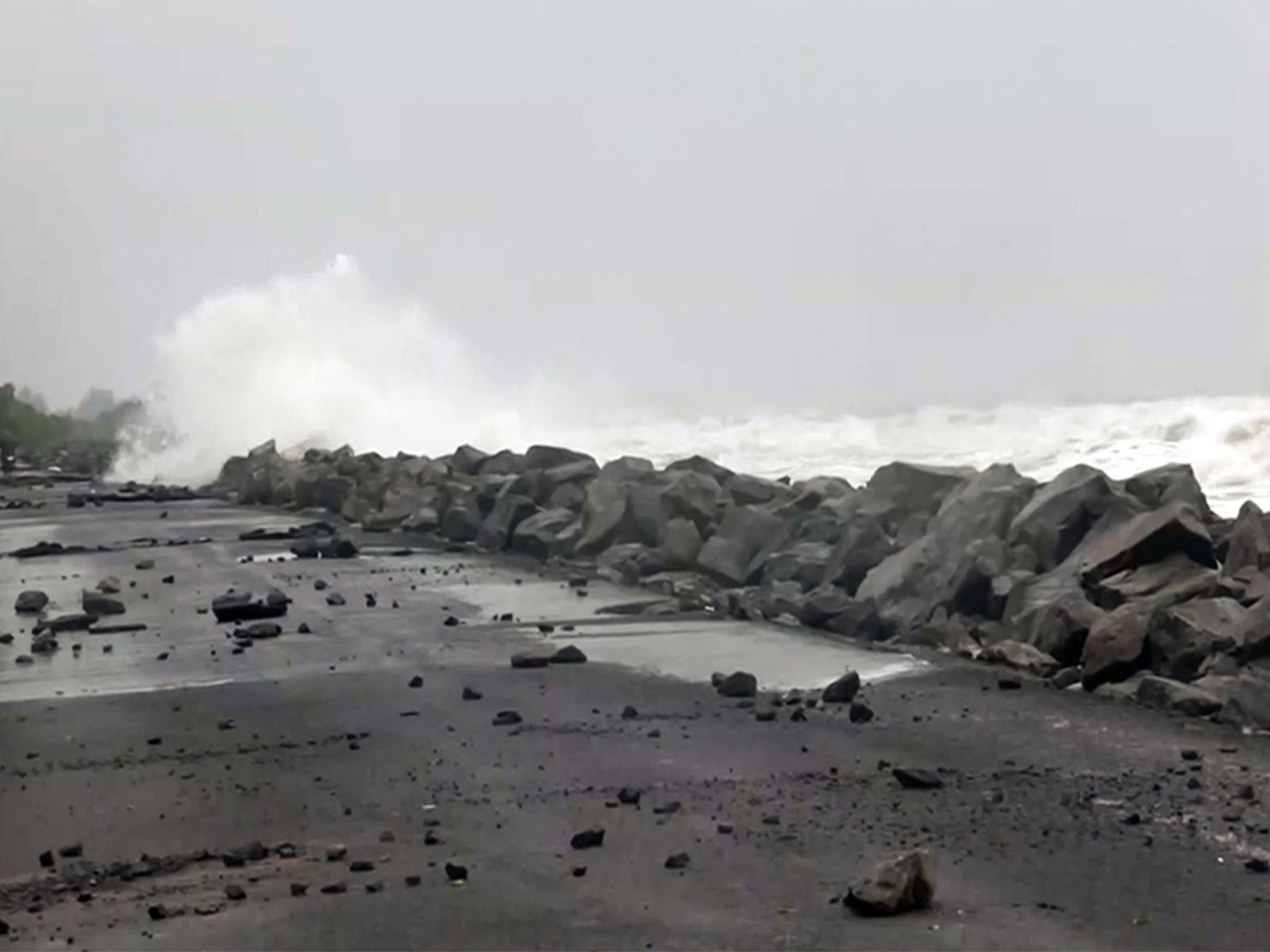 A view of road as Cyclone Montha advances, in Kakinada and Uppada on Tuesday (Photo/ANI)