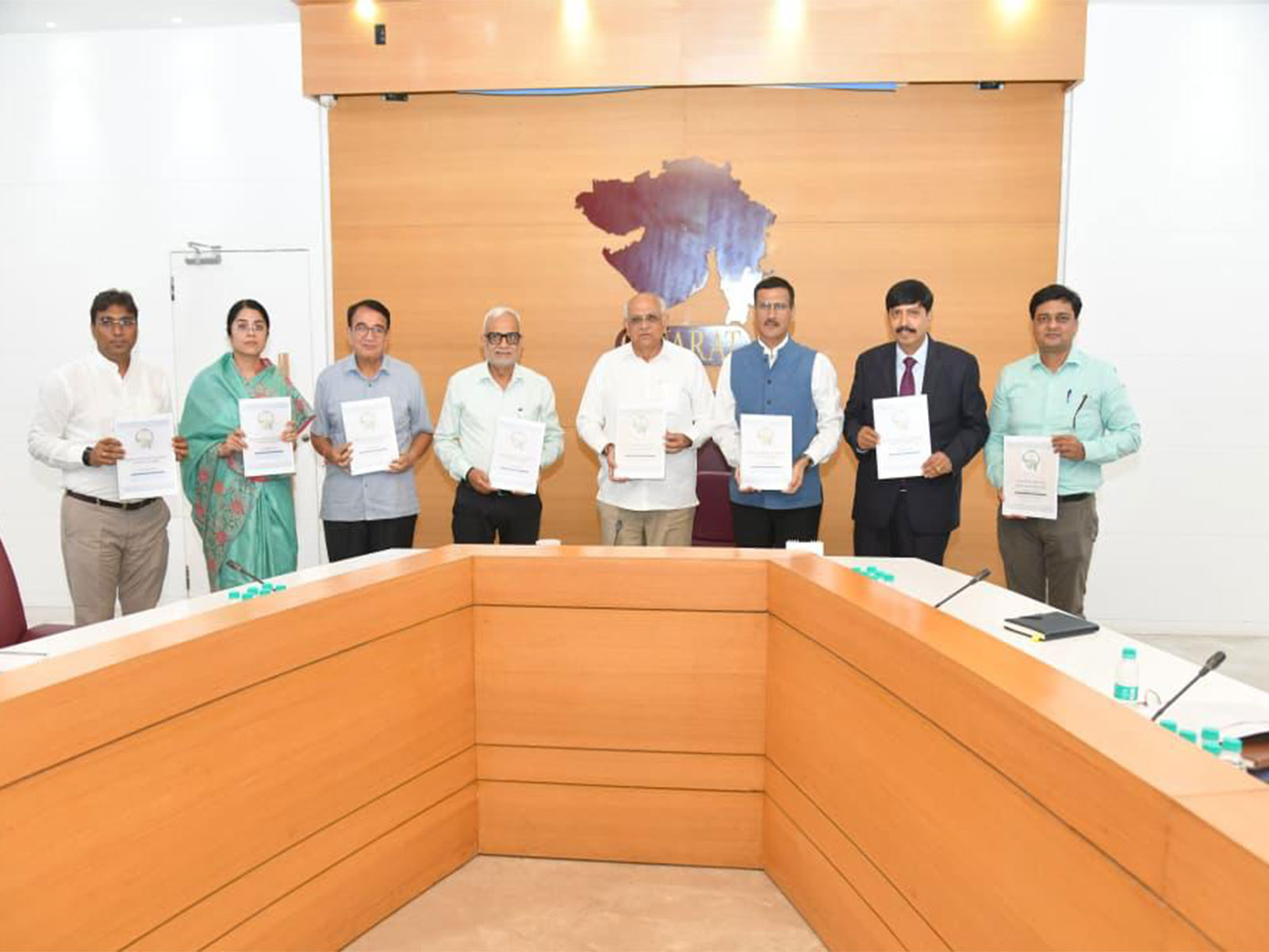 Fifth report of Gujarat Administrative Reforms Commission submitted to CM Bhupendra Patel (Photo/GujaratCMO)