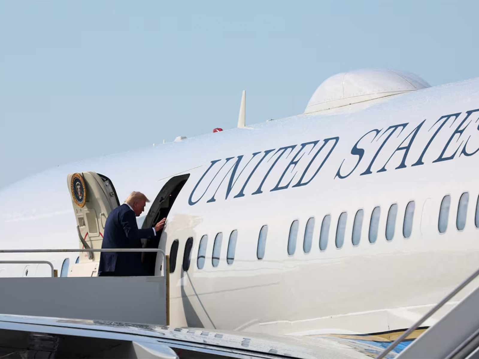US President Donald Trump departs South Korea after concluding his meeting with Chinese President Xi Jinping in Busan. (Photo/Reuters)