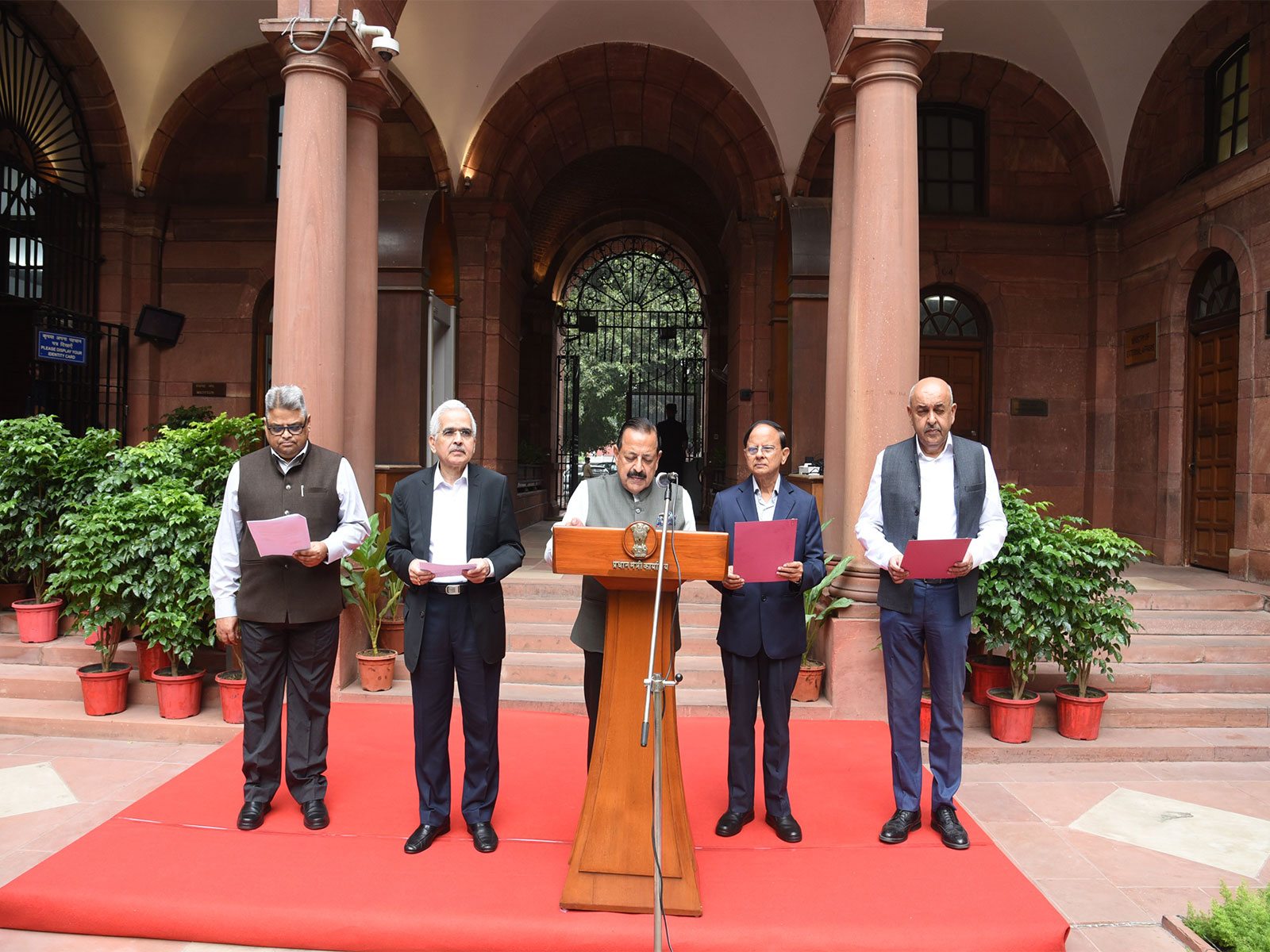 Union Minister Jitendra Singh administers Ekta pledge on Rashtriya Ekta Diwas. (Photo/X@PMOIndia)