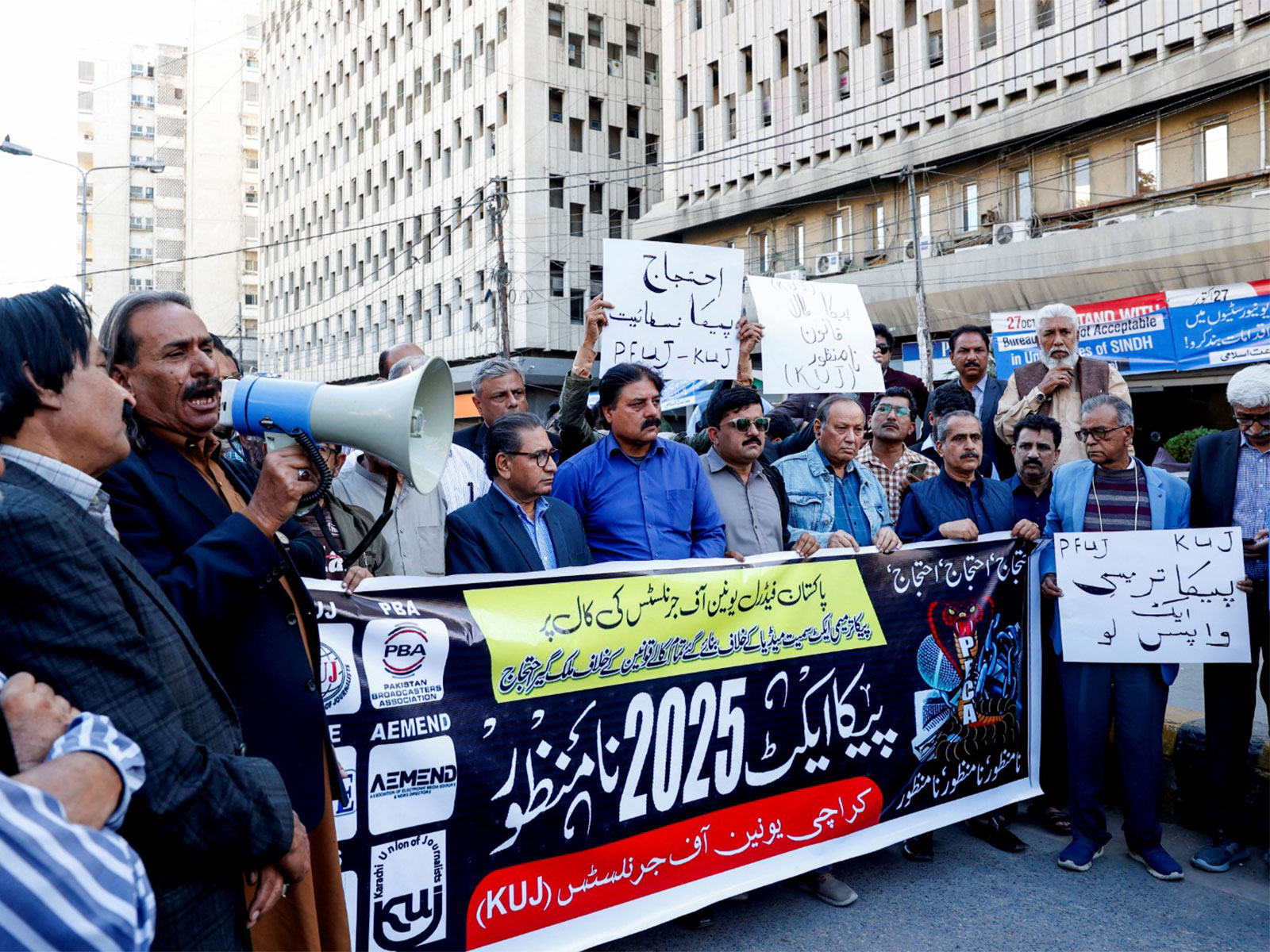 Journalists carry placards and a banner, against what they call, curbing press freedom and controlling the digital landscape, during a protest in Karachi, Pakistan (File Photo/Reuters)