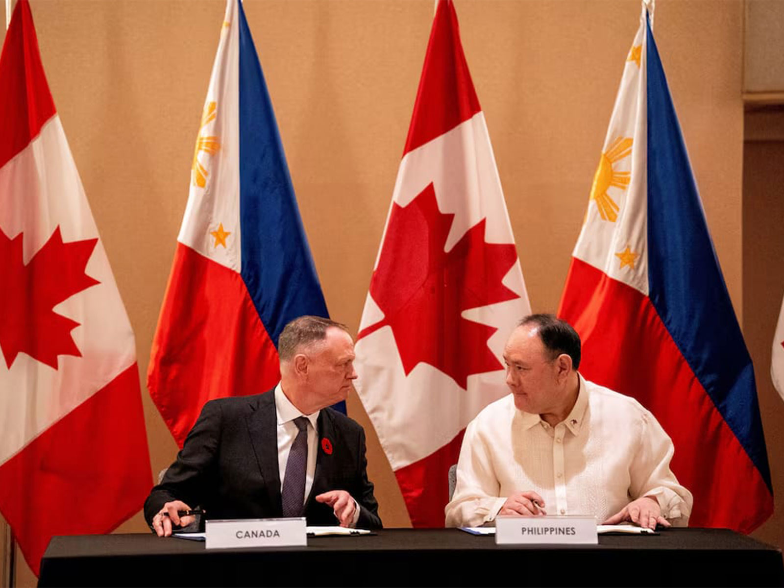Canadian Defence Minister David McGuinty and Philippine Defence Secretary Gilberto Teodoro Jr sign the SOVFA in Makati City, Metro Manila. (Photo/Reuters)