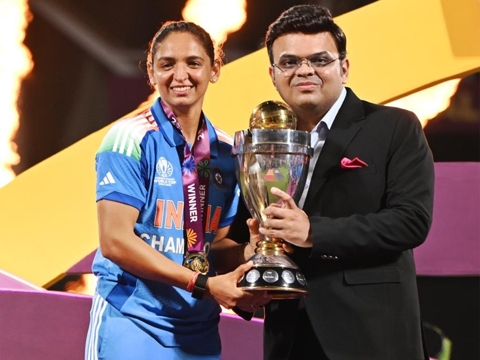 Jay Shah giving the trophy to skipper Harmanpreet Kaur (Photo: @JayShah X)