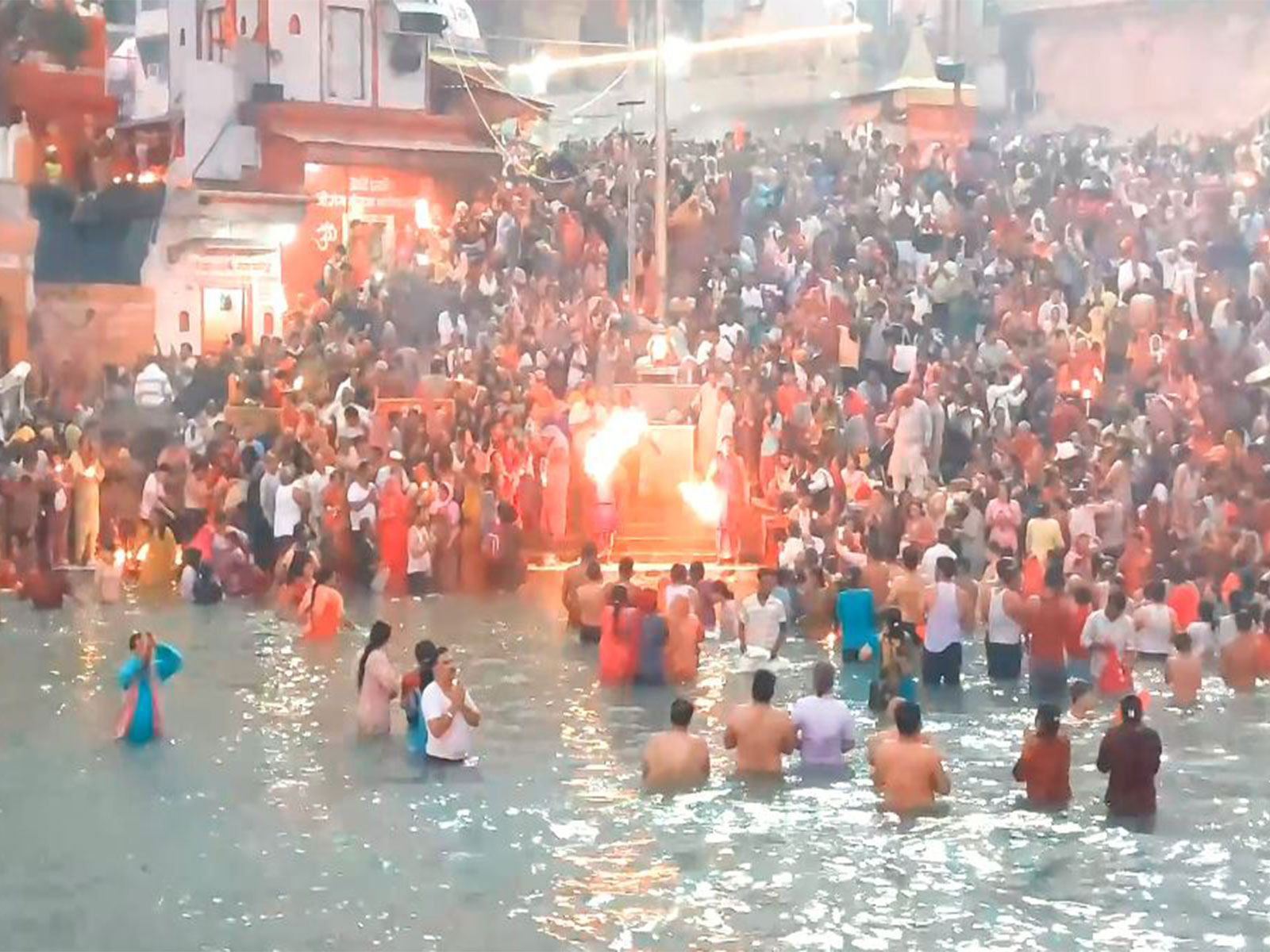 Devotees gathers at Har ki Pauri on Kartik Purnima (Photo/ANI)