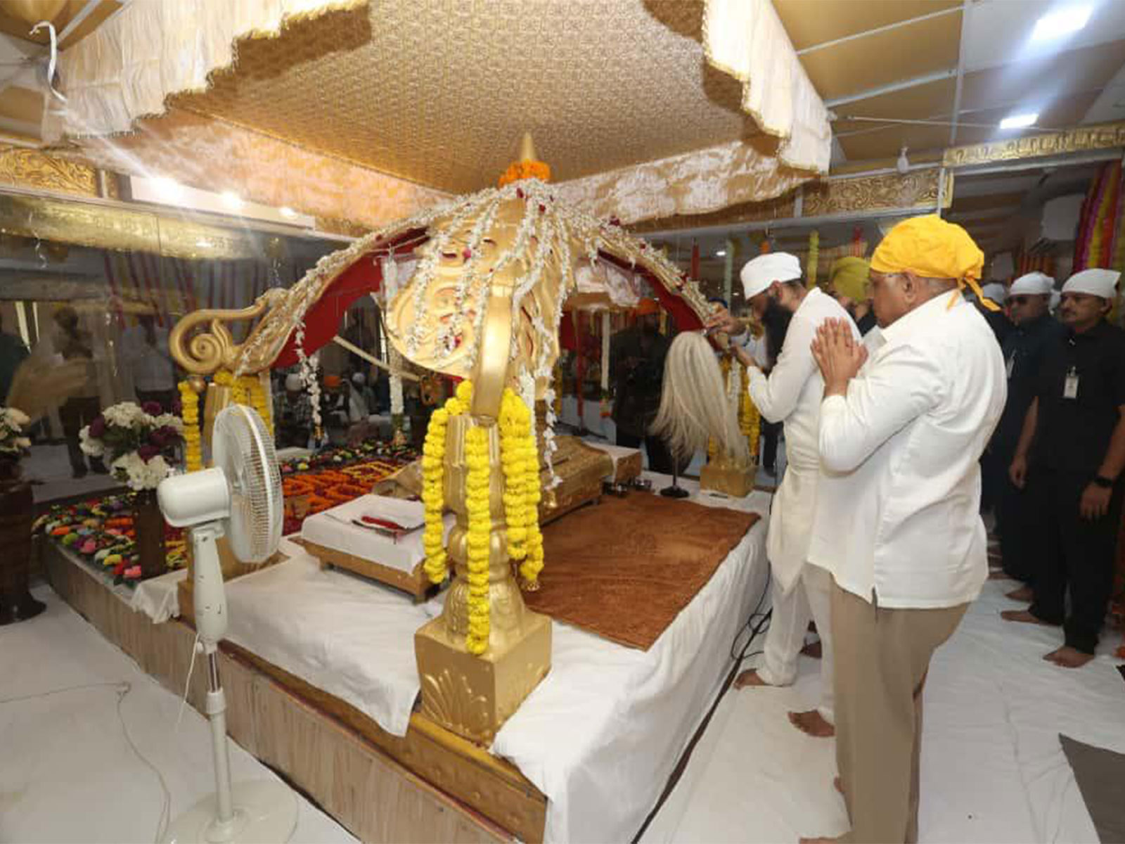 Gujarat CM Bhupendra Patel offer prayers and pays respect to Guru Granth Sahib, on Guru Nanak Jayanti (Photo/@Bhupendrapbjp)