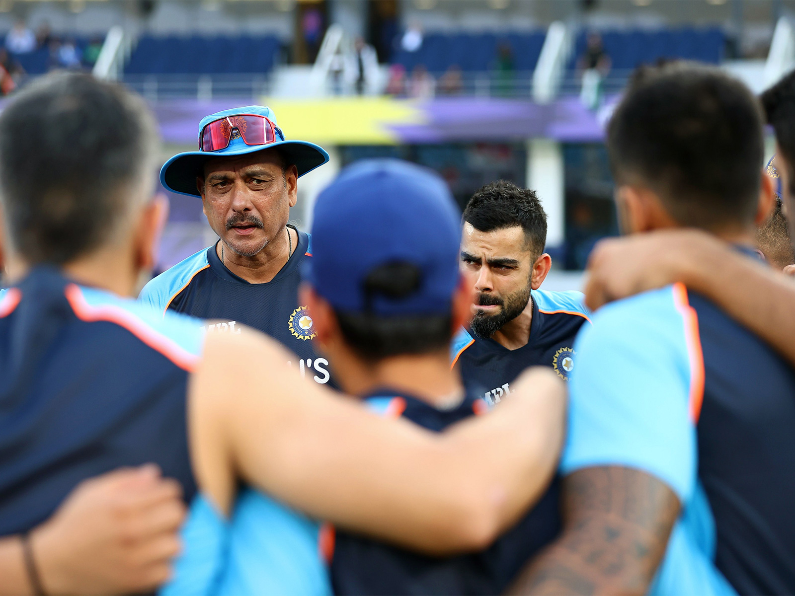 
    Ravi Shastri extends birthday wishes to Virat Kohli 
    