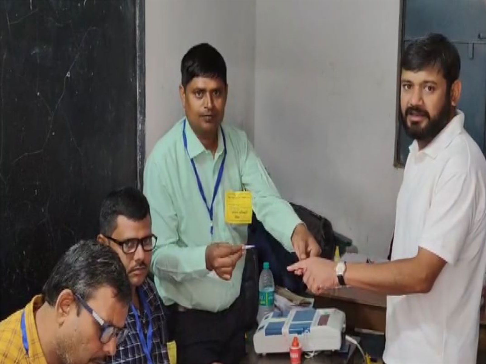 Congress leader Kanhaiya Kumar casts his vote in Begusarai (Photo/ANI)