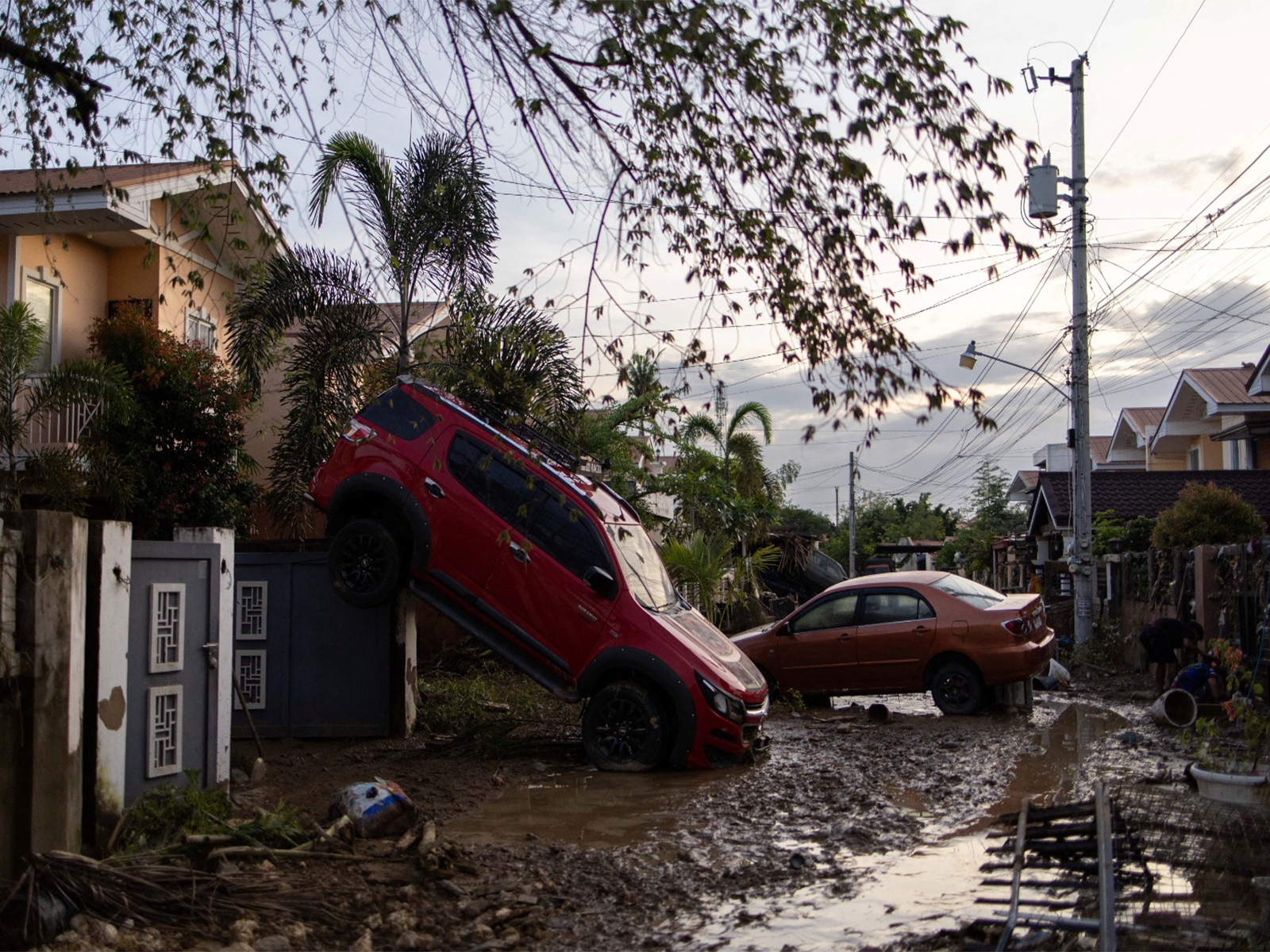 Cars swept away by floods brought by Typhoon Kalmaegi are left on a street in Cotcot, Liloan, Philippines, November 5, 2025. (Photo/Reuters)