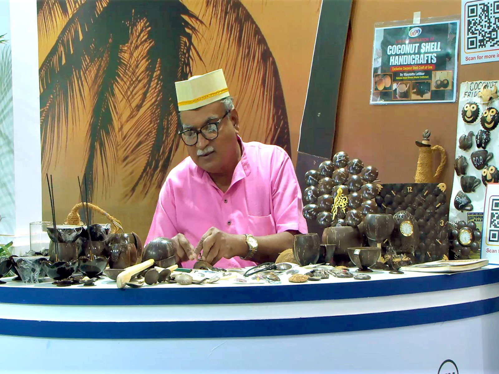 Artisan Vijaydatta Lotlikar showcases his coconut shell handicrafts at Bharat Parv, Ekta Nagar (Photo/Gujarat CMO)