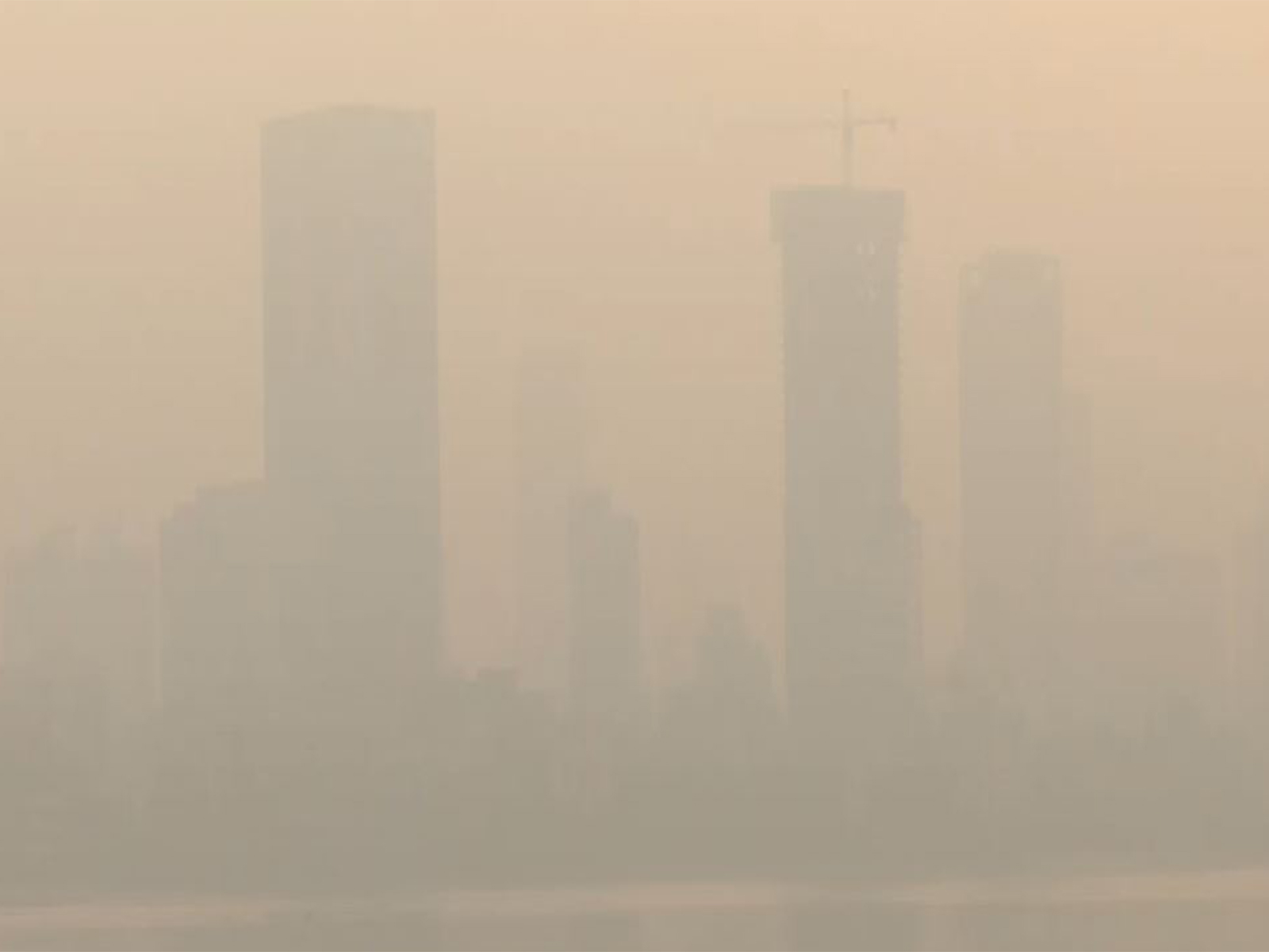 Smog covers Mumbai as air quality remains in poor category (Photo/ANI)