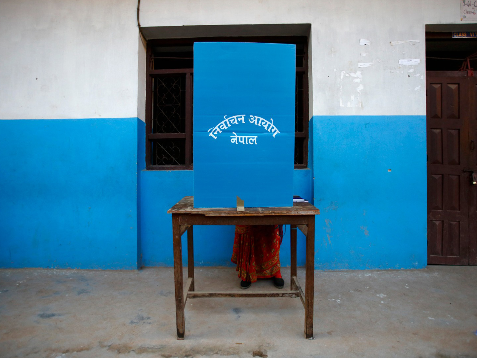 A Nepalese woman casts her vote during the Constituent Assembly Election in Bhaktapur (Photo/Reuters)