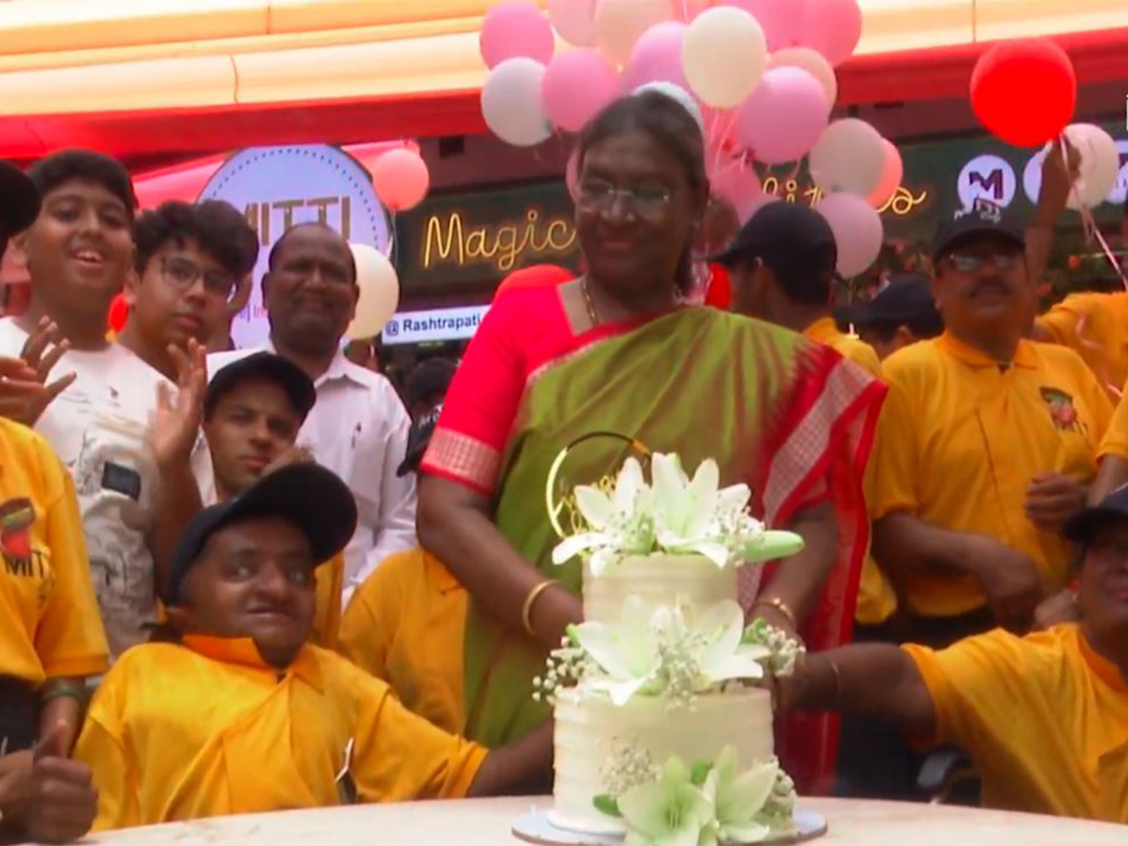 President Murmu at Mitti Cafe at Rashtrapati Bhavan (Photo/X/@rashtrapatibhvn)