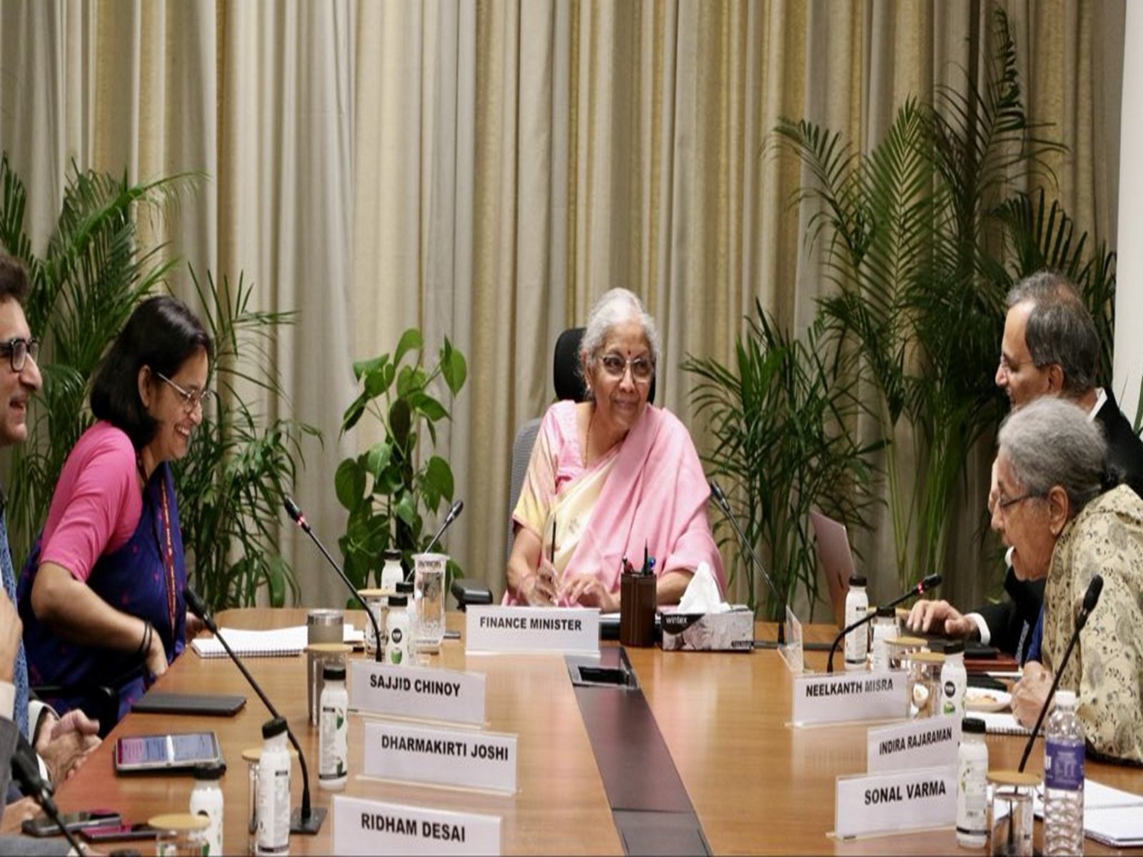 Union Minister for Finance and Corporate Affairs Nirmala Sitharaman with Economists (Photo- X@FinMinIndia) 
