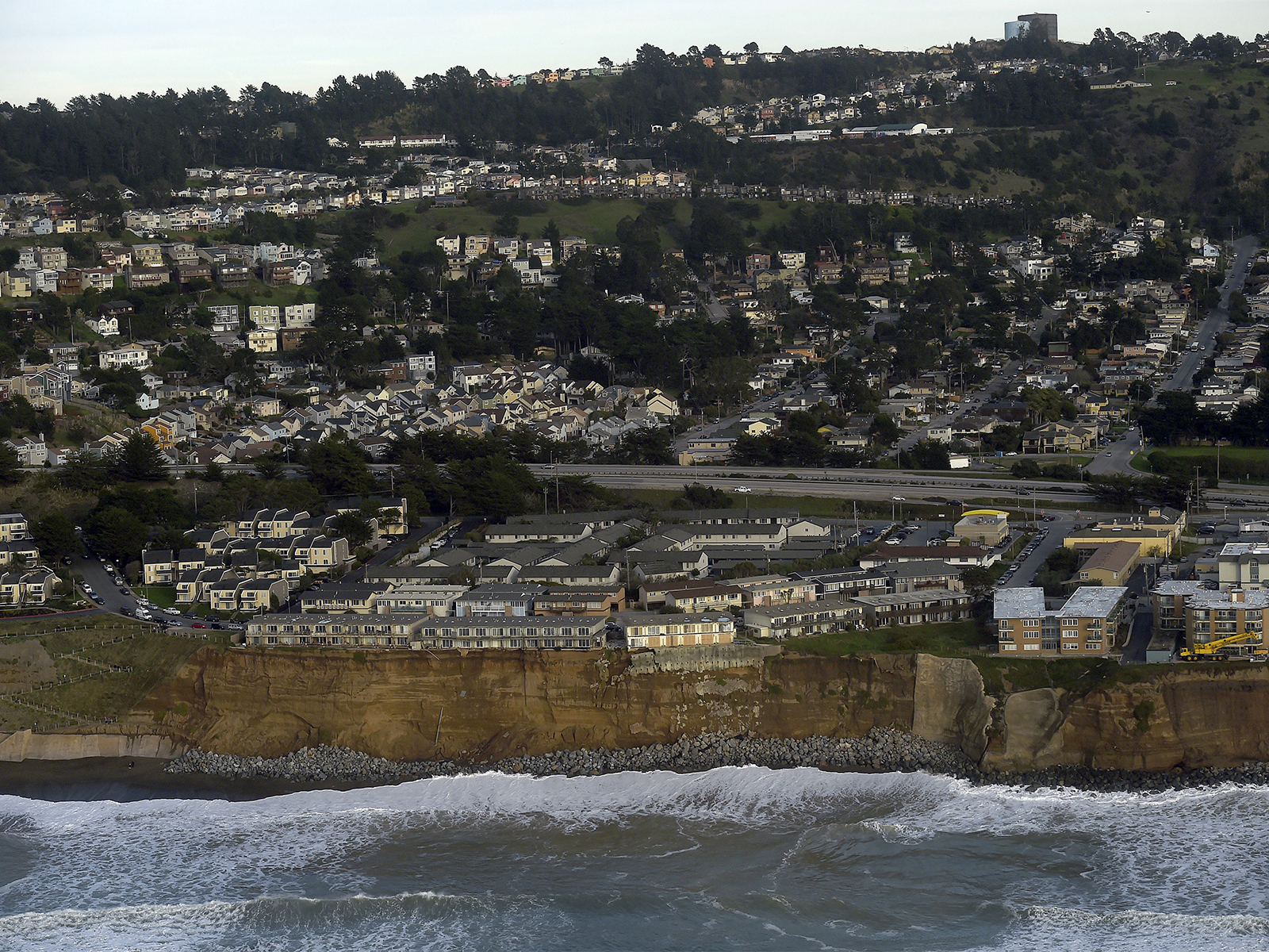 Uninhabitable apartment buildings, in danger of collapsing into the Pacific Ocean, line Esplanade Ave in Pacific (Photo/Reuters) Uninhabitable apartment buildings, in danger of collapsing into the Pacific Ocean, line Esplanade Ave in Pacific (Photo/Reuters)