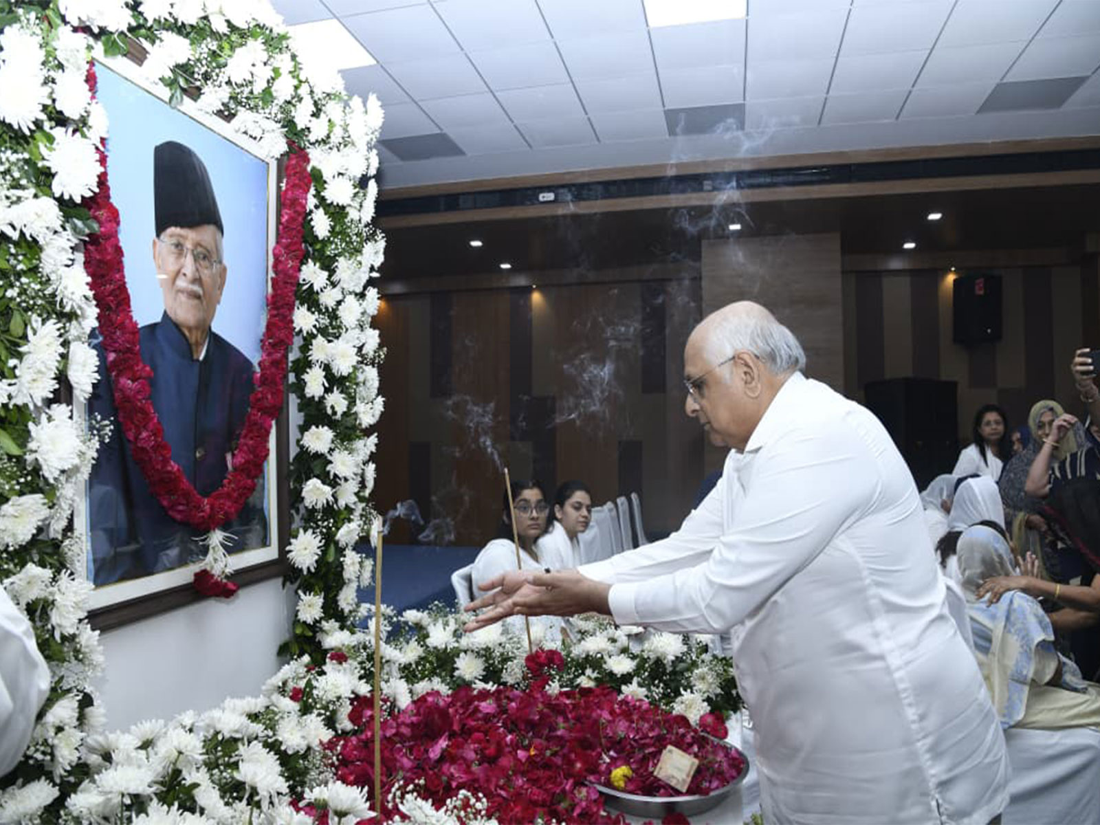 Gujarat Chief Minister Bhupendra Patel paying floral tribute to Padma awardee Late Joravarsinh Jadav (Photo/Gujarat CMO)