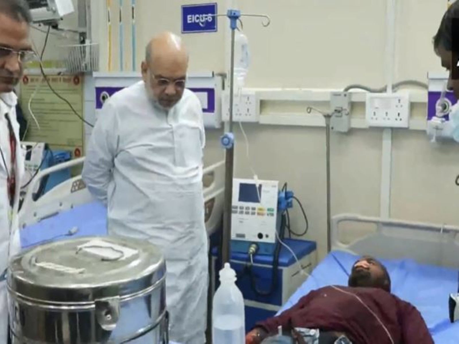 Union Home Minister Amit Shah meets the people injured in the blast at Lok Nayak Hospital (Photo/ANI)