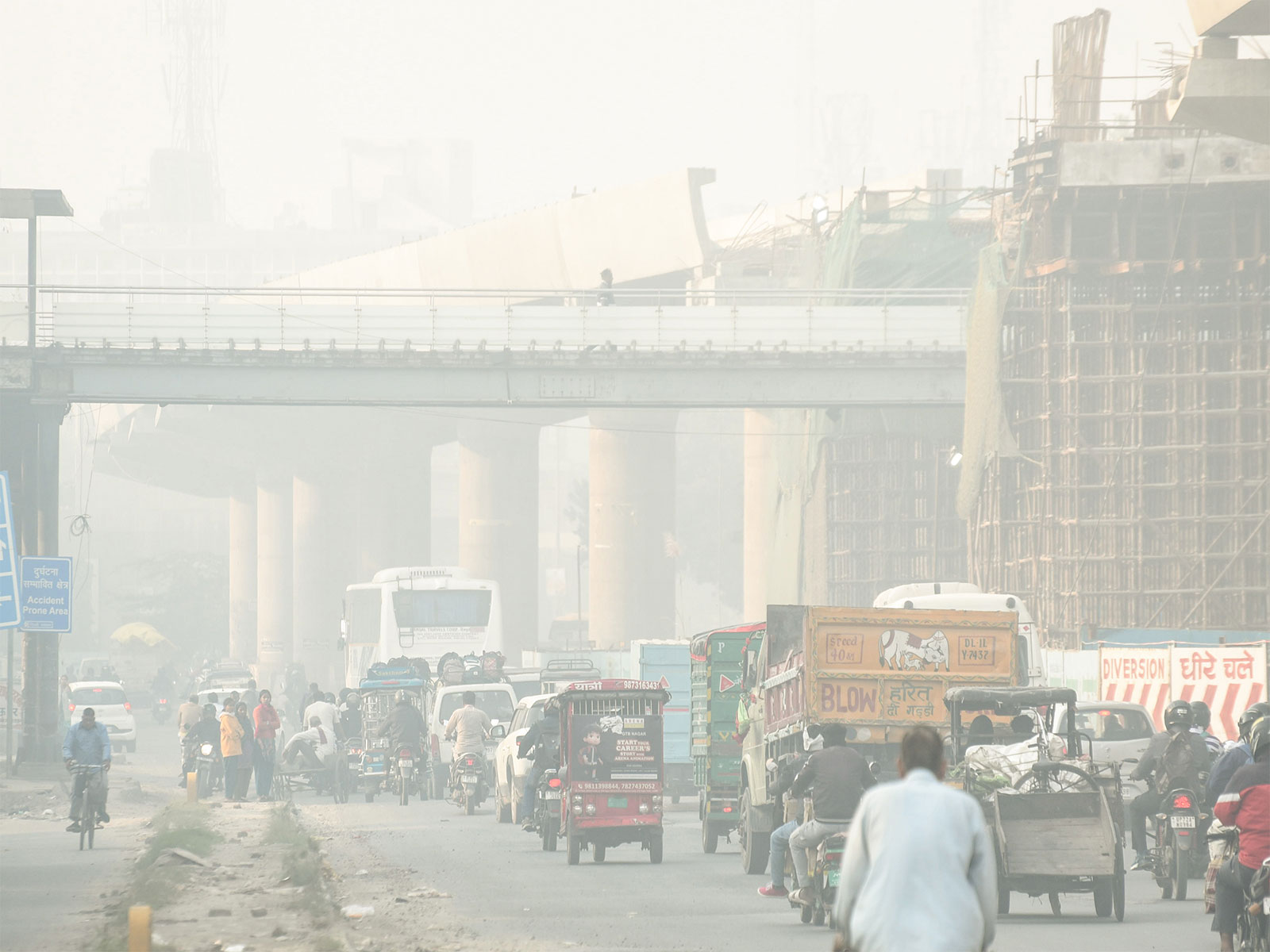 Vehicular traffic amid dense smog with  the Air Quality Index (AQI) in the 'severe' category. (Photo/ANI)